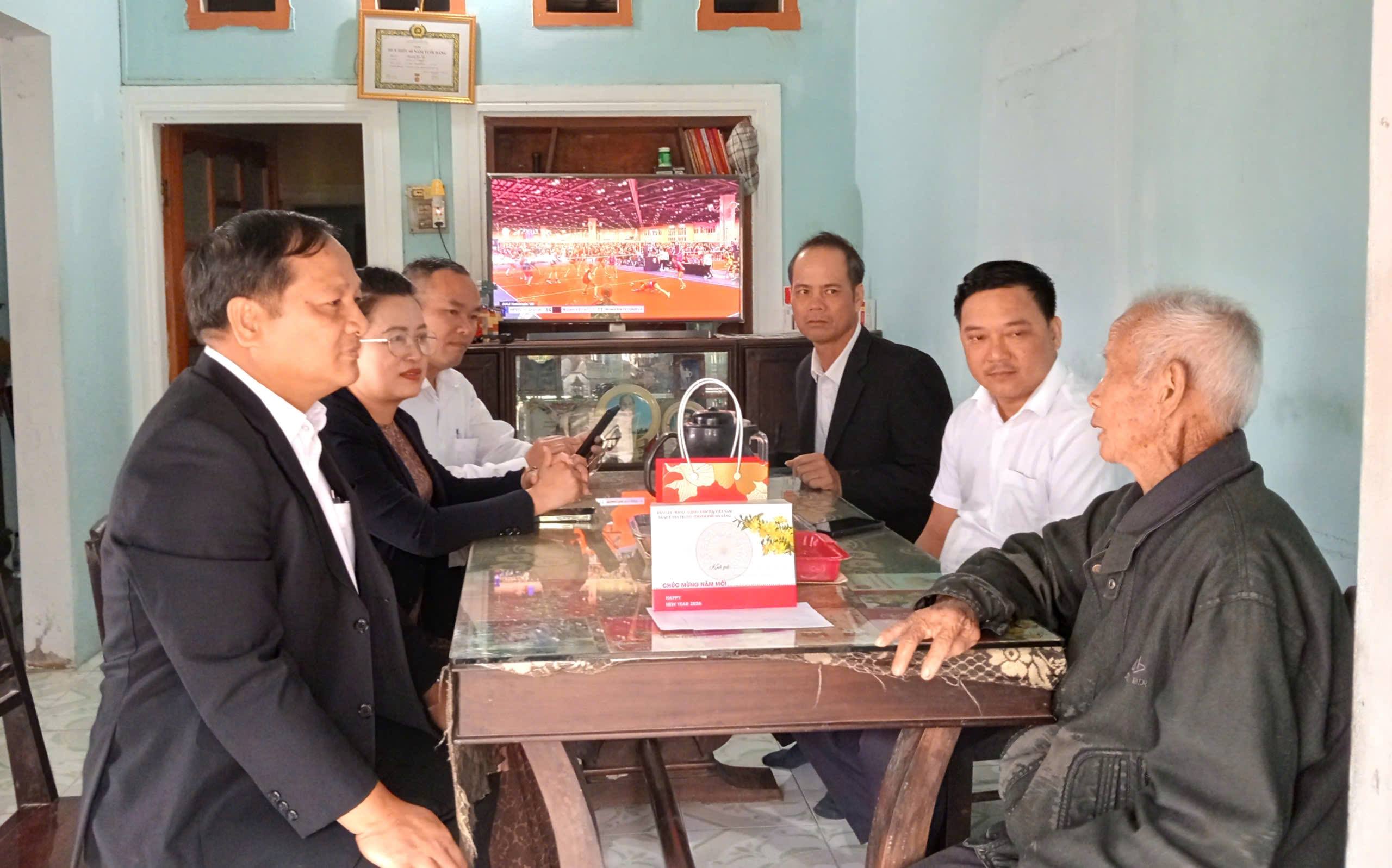 Lãnh đạo xã quế Sơn Trung thăm, tặng quà các Đảng viên 60 năm tuổi Đảng trở lên.