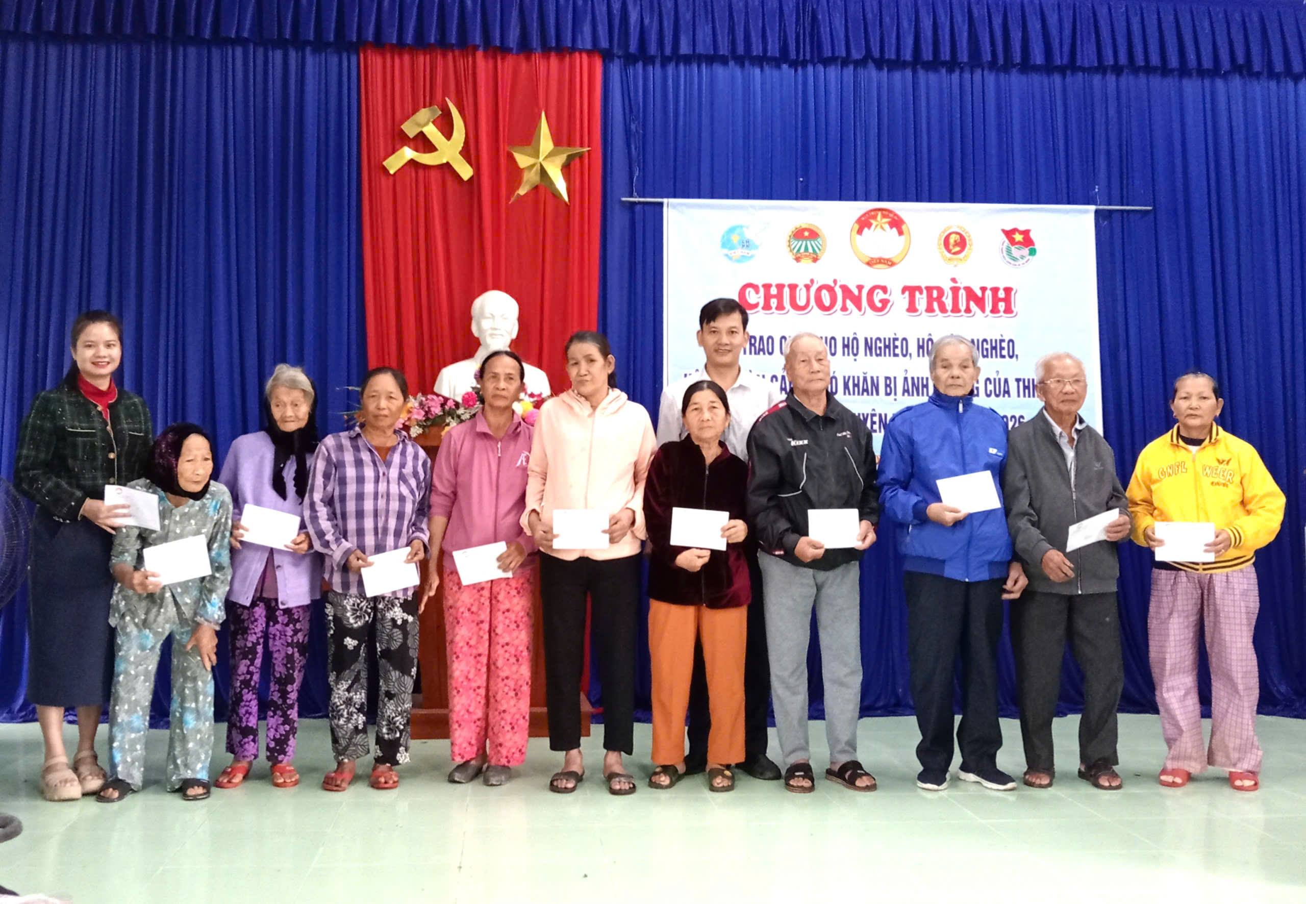 Xã Quế Sơn Trung tặng quà Tết cho hộ nghèo, cận nghèo, hộ có hoàn cảnh khó khăn.