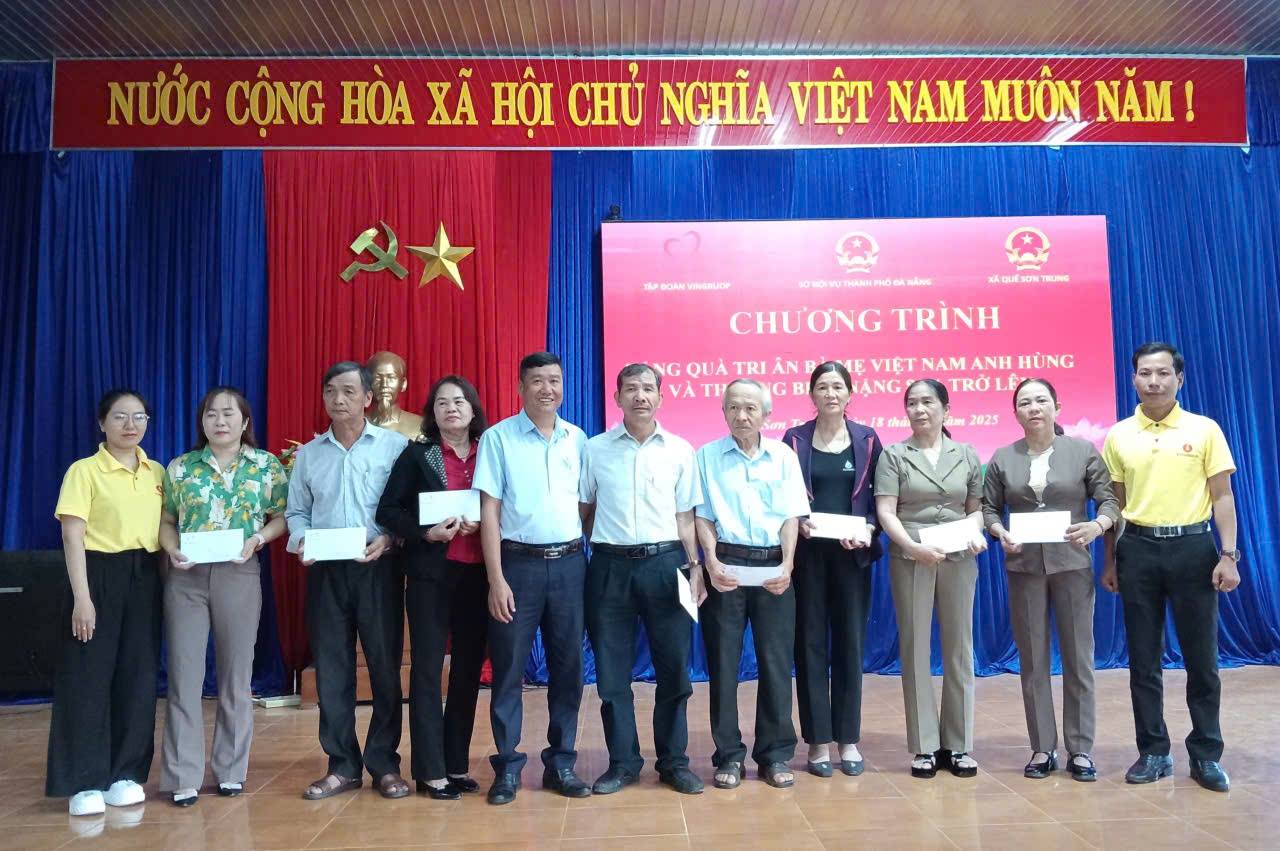 Tặng quà tri ân Bà Mẹ Việt Nam Anh hùng và thương binh nặng