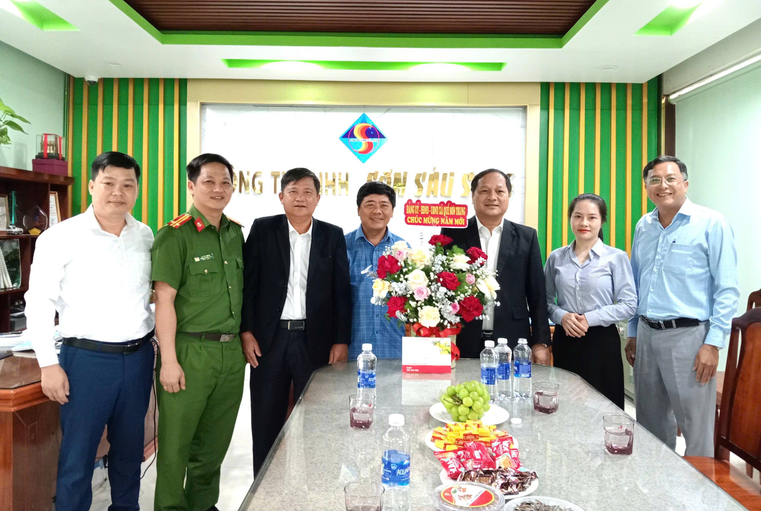 Lãnh đạo xã Quế Sơn Trung thăm, động viên các Doanh nghiệp.