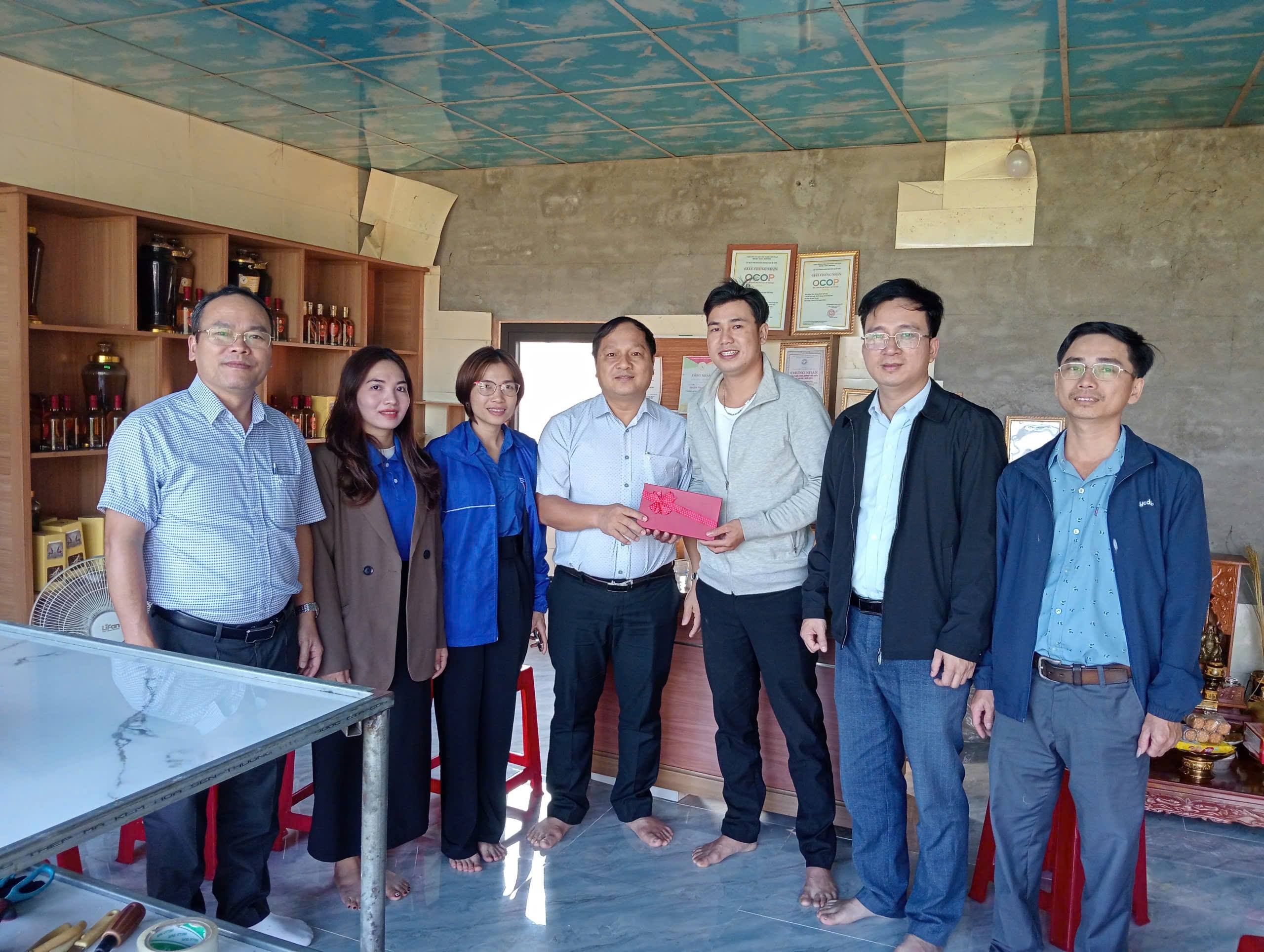 Lãnh đạo xã Quế Sơn Trung thăm, động viên thanh niên khởi nghiệp.