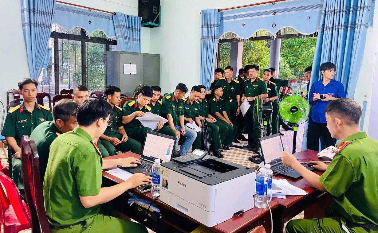 XÃ QUẾ SƠN TRUNG ĐẨY MẠNH CẤP ĐỔI THẺ ĐẢNG VIÊN
