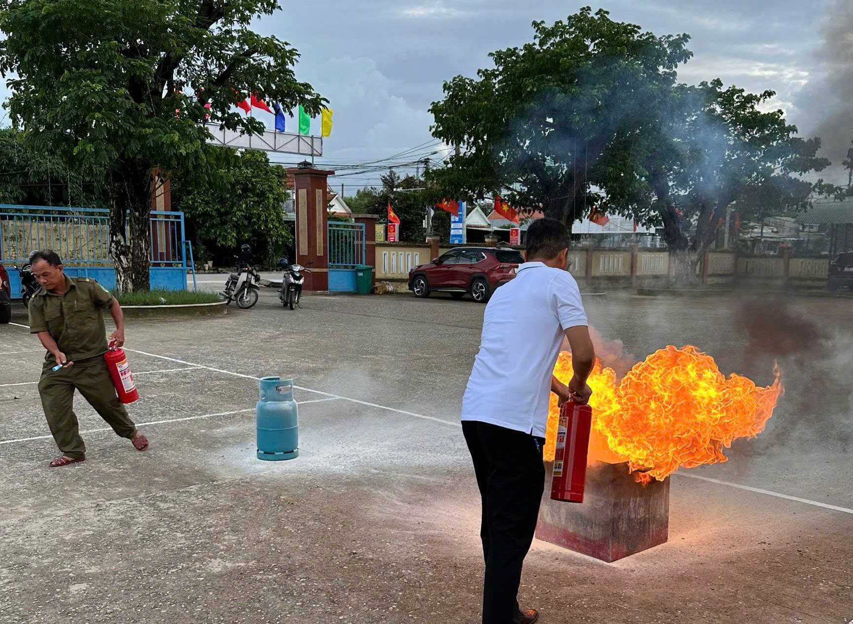 Xã Quế Sơn Trung huấn luyện nghiệp vụ phòng cháy, chữa cháy và cứu nạn, cứu hộ