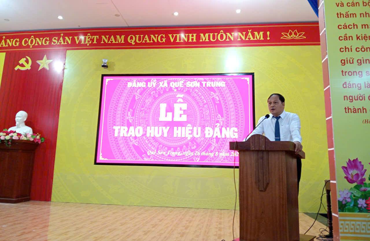 Đảng uỷ xã Quế Sơn Trung tổ chức Lễ trao Huy hiệu Đảng!