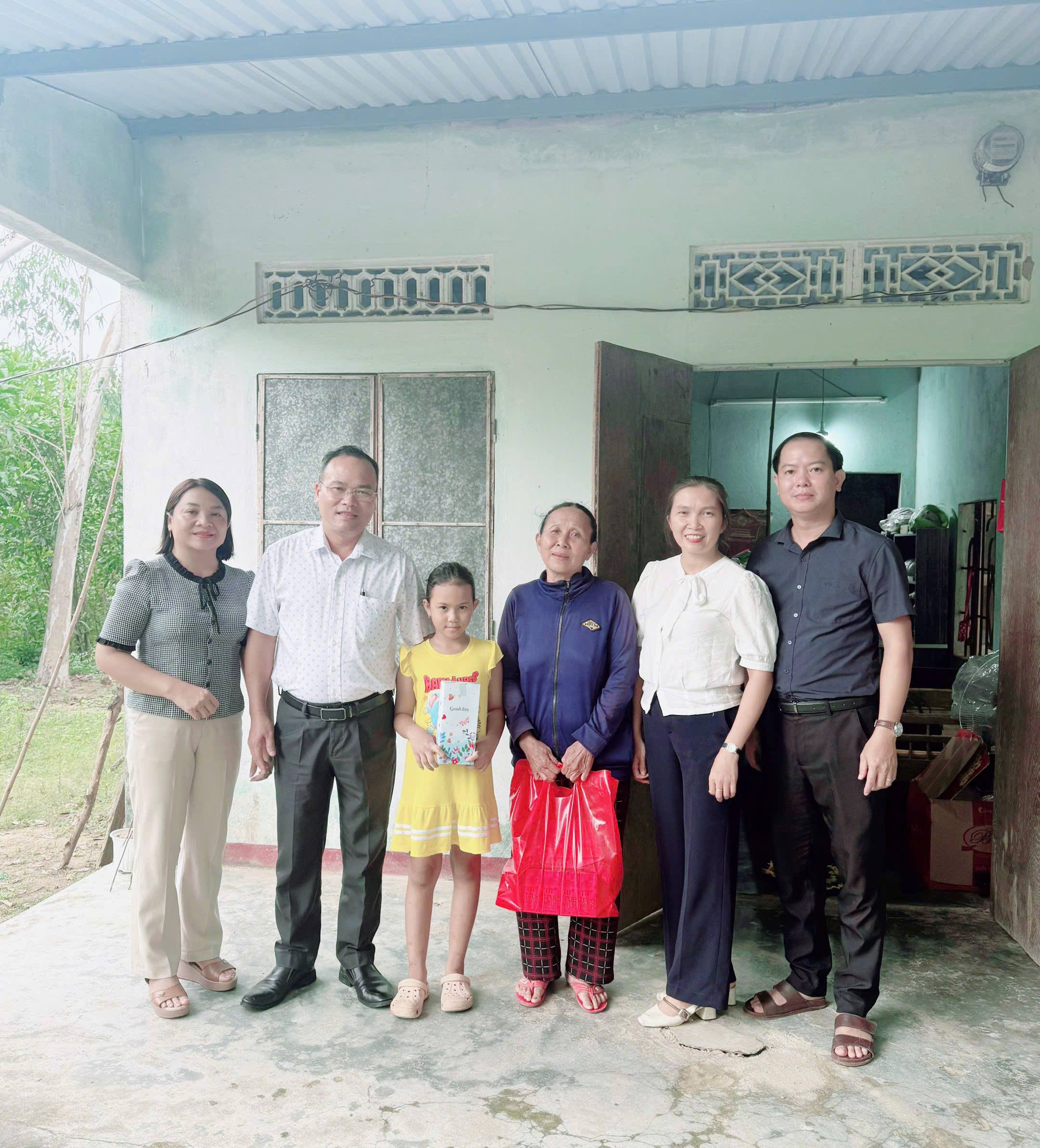 Văn phòng Đảng ủy xã Quế Sơn Trung thăm, tặng quà trẻ em có hoàn cảnh khó khăn nhận đỡ đầu.