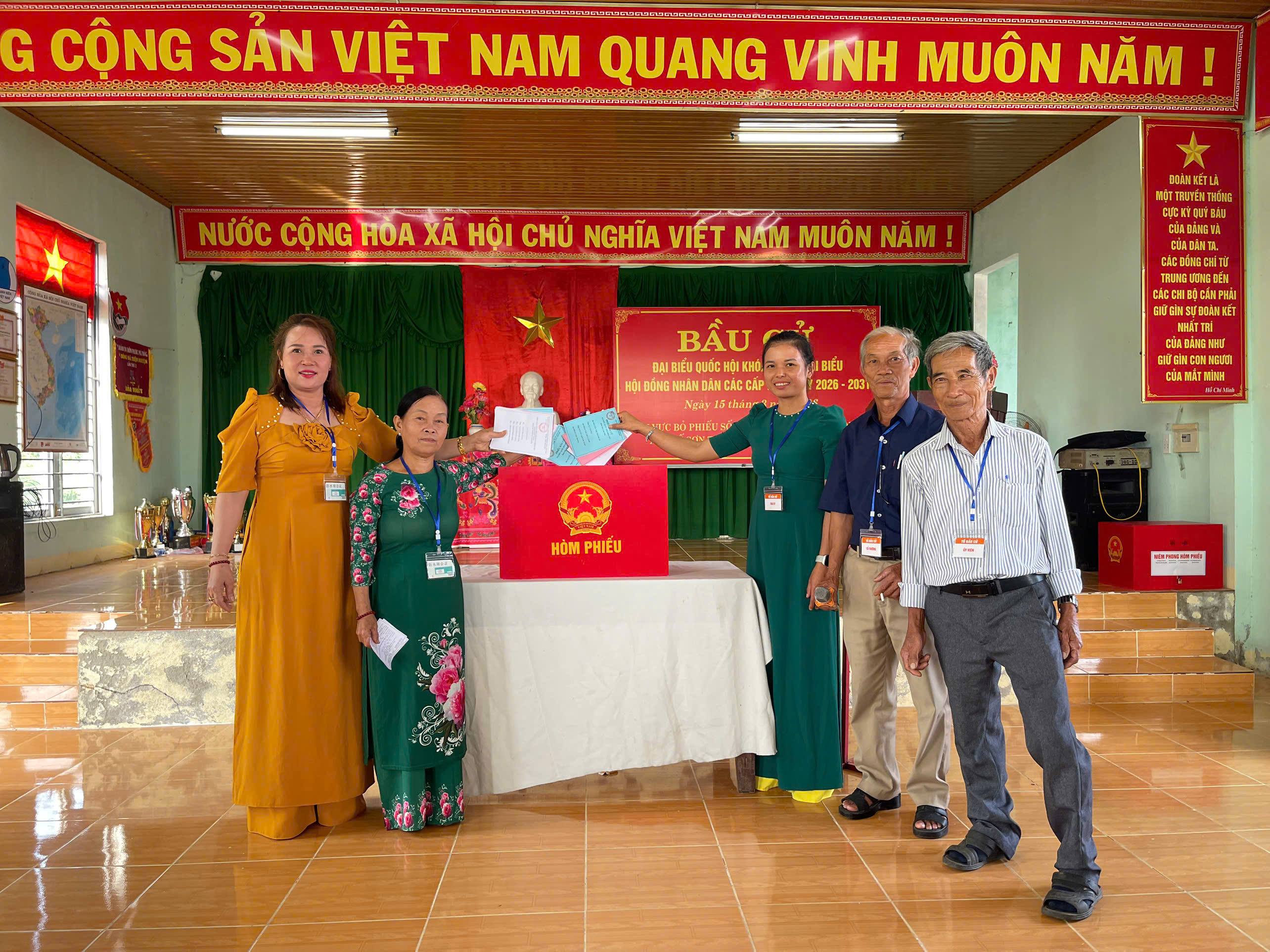 23.419 cử tri xã Quế Sơn Trung nô nức tham gia Bầu cử!