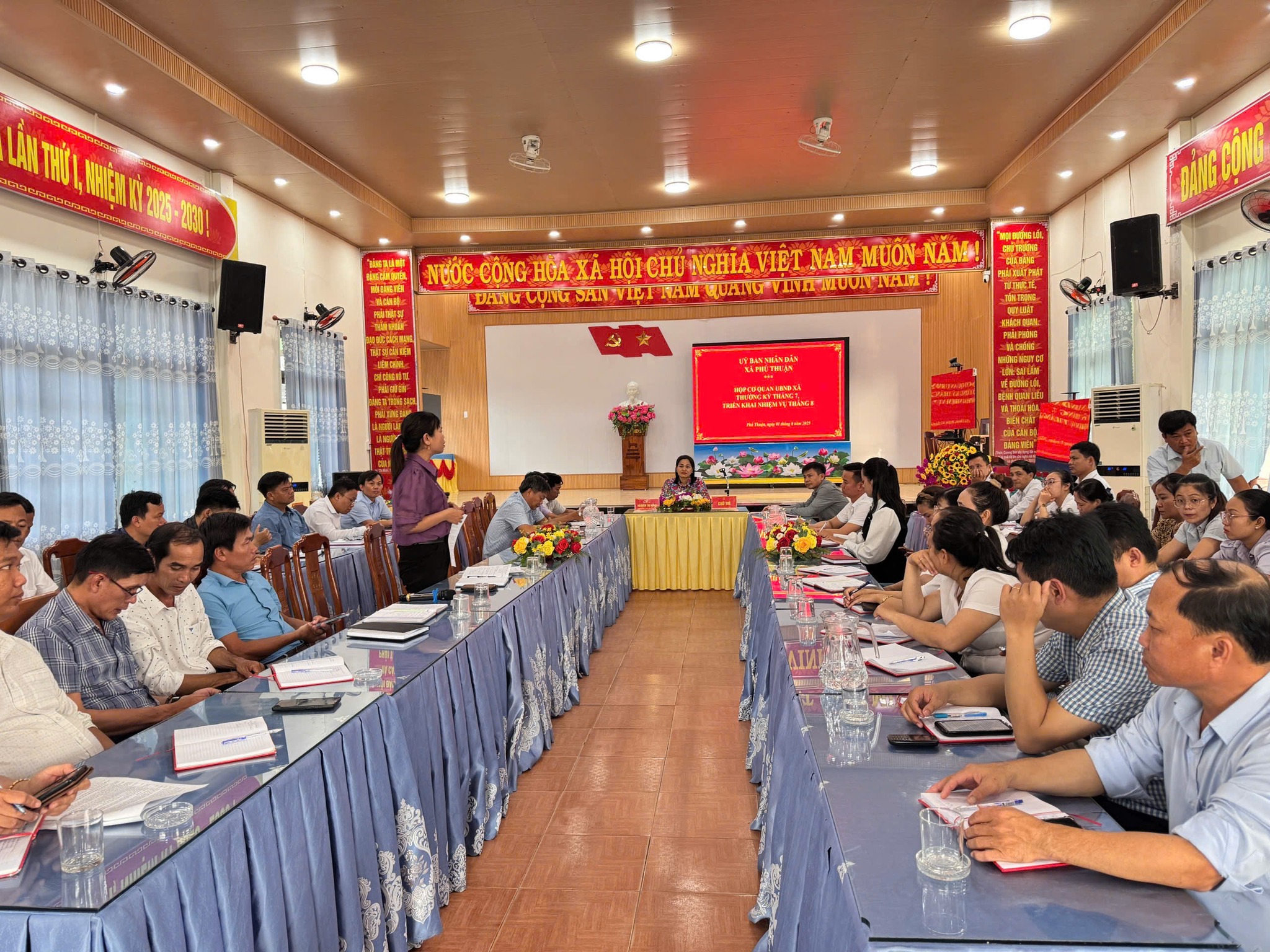 Tỷ lệ giải quyết thủ tục hành chính xã Phú Thuận đạt 99,81%