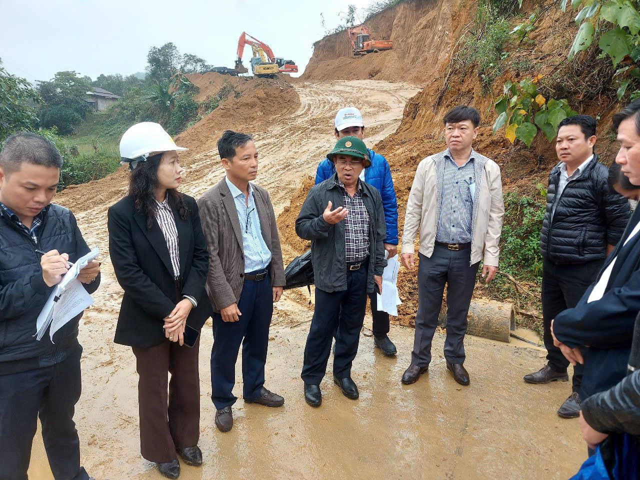Đồng chí Trần Anh Tuấn, Thành ủy viên - Phó Chủ tịch UBND thành phố Đà Nẵng kiểm tra thực tế thi công Dự án Trường Nội trú liên cấp tại xã Đắc Pring