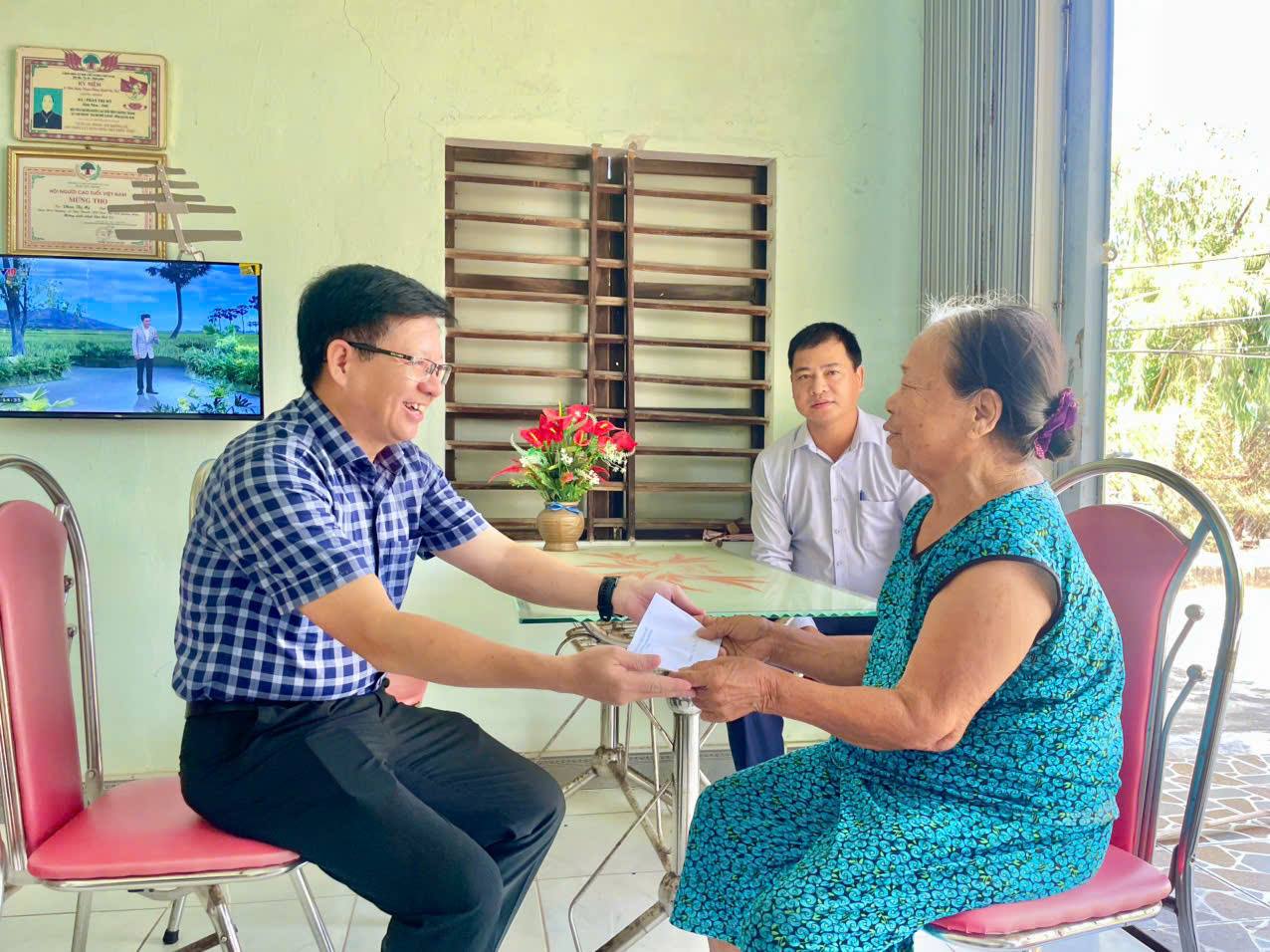 LÃNH ĐẠO PHƯỜNG QUẢNG PHÚ THĂM TẶNG QUÀ NGƯỜI CÓ CÔNG