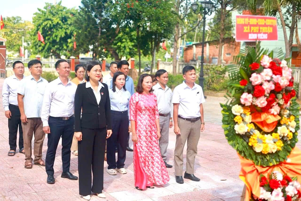 XÃ PHÚ THUẬN TỔ CHỨC ĐẶT VÒNG HOA, VIẾNG HƯƠNG TẠI TƯỢNG ĐÀI CHIẾN THẮNG CẦU ÔNG NỞ VÀ LỄ GIỖ TRI ÂN TẠI CÁC NGHĨA TRANG LIỆT SĨ NHÂN KỶ NIỆM 79 NĂM NGÀY THƯƠNG BINH - LIỆT SĨ (27/7/1947 - 27/7/2026)