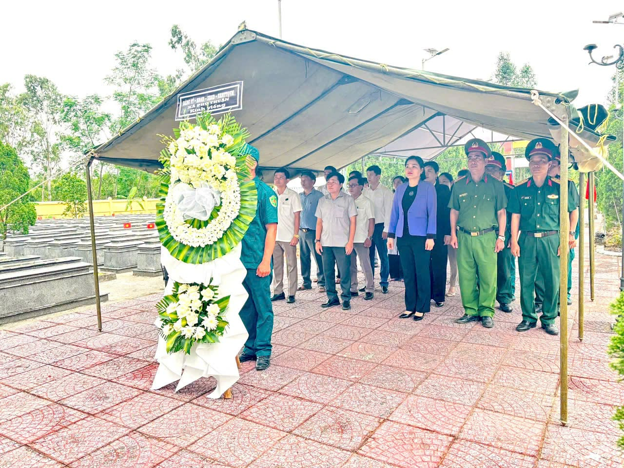 XÃ PHÚ THUẬN TỔ CHỨC DÂNG HOA, VIẾNG HƯƠNG, LẤY MẪU, BÀN GIAO MẪU HÀI CỐT LIỆT SĨ CHƯA XÁC ĐỊNH ĐƯỢC THÔNG TIN