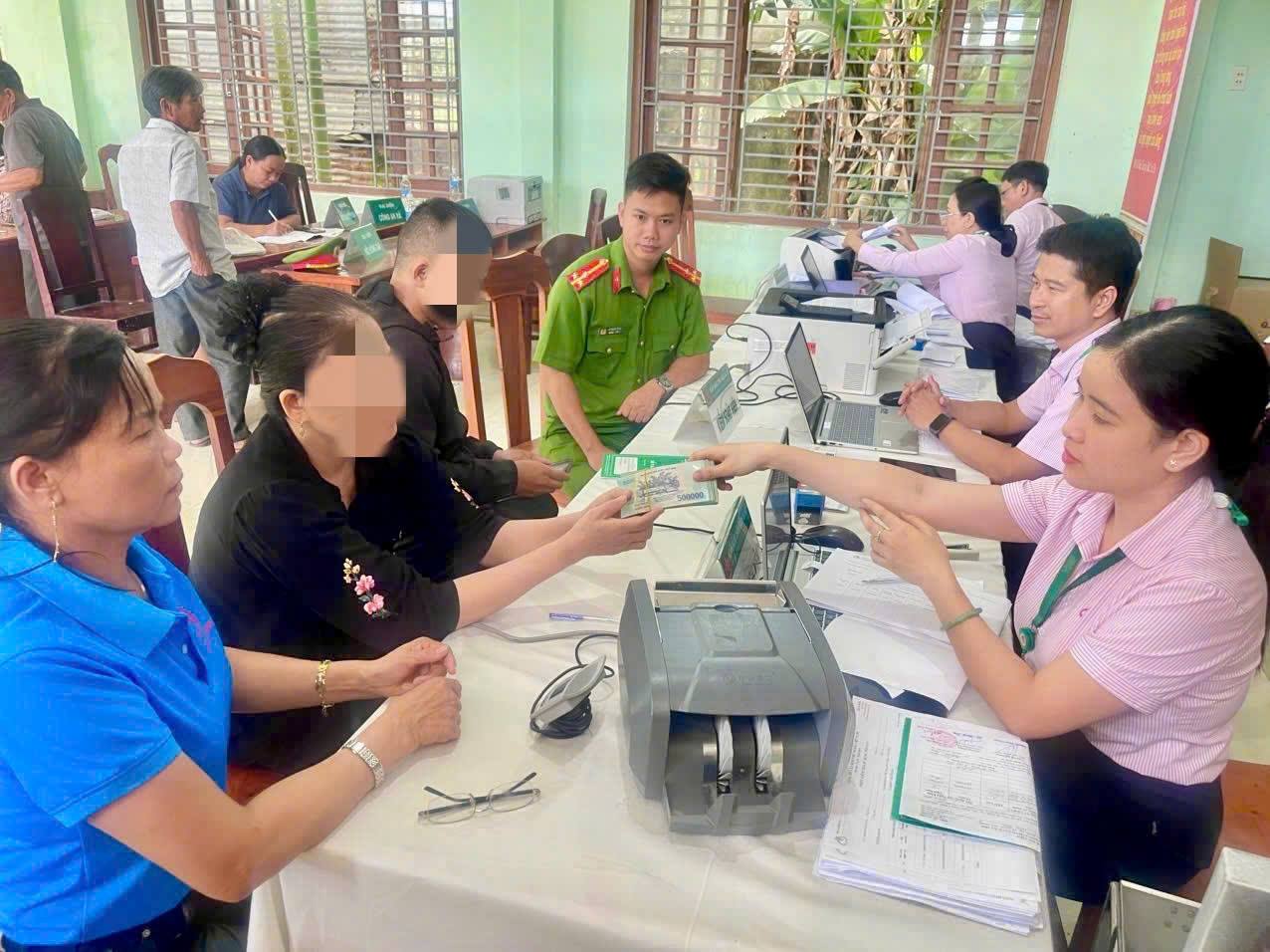 CÔNG AN XÃ PHÚ THUẬN PHỐI HỢP NGÂN HÀNG CHÍNH SÁCH XÃ HỘI GIẢI NGÂN CHO NGƯỜI CHẤP HÀNH XONG ÁN PHẠT TÙ