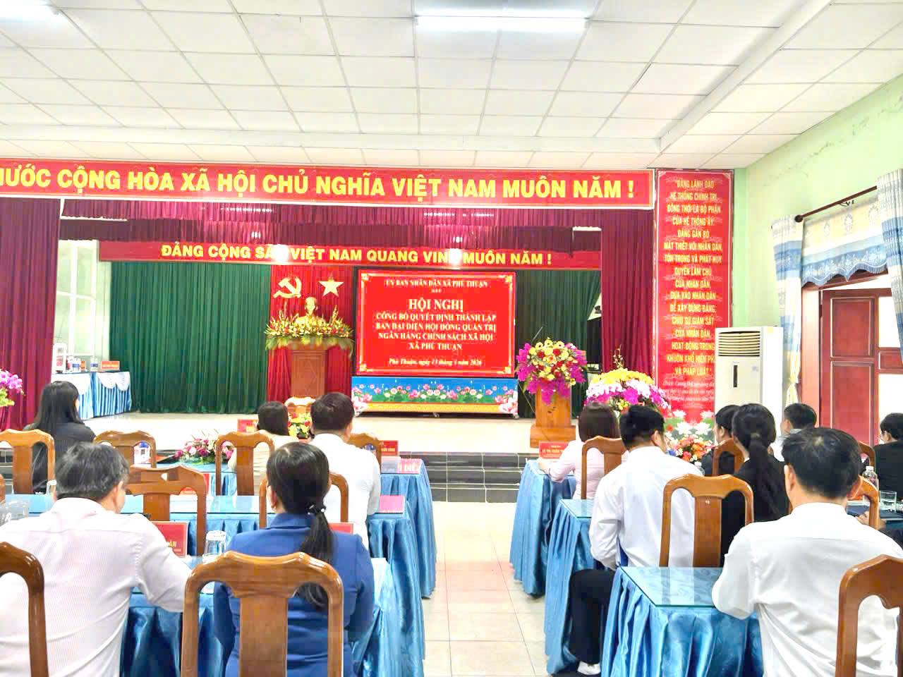 XÃ PHÚ THUẬN CÔNG BỐ QUYẾT ĐỊNH THÀNH LẬP BAN ĐẠI DIỆN HỘI ĐỒNG QUẢN TRỊ NGÂN HÀNG CHÍNH SÁCH XÃ HỘI  XÃ PHÚ THUẬN
