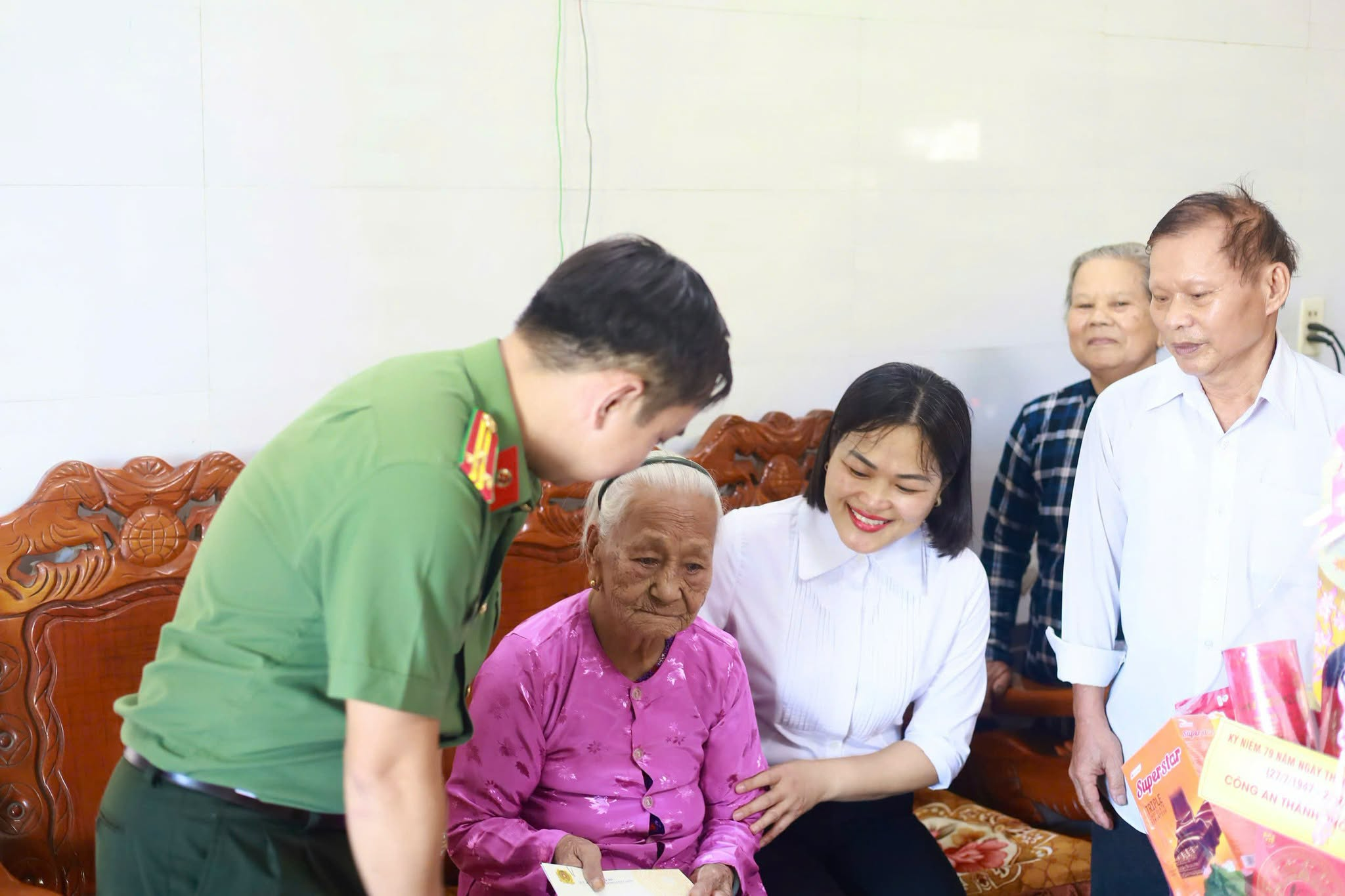ĐOÀN CÔNG TÁC CÔNG AN THÀNH PHỐ CÙNG LÃNH ĐẠO XÃ PHÚ THUẬN THĂM, TẶNG QUÀ MẸ VIỆT NAM ANH HÙNG NHÂN KỶ NIỆM 79 NĂM NGÀY THƯƠNG BINH - LIỆT SĨ (27/7/1947 - 27/7/2026)