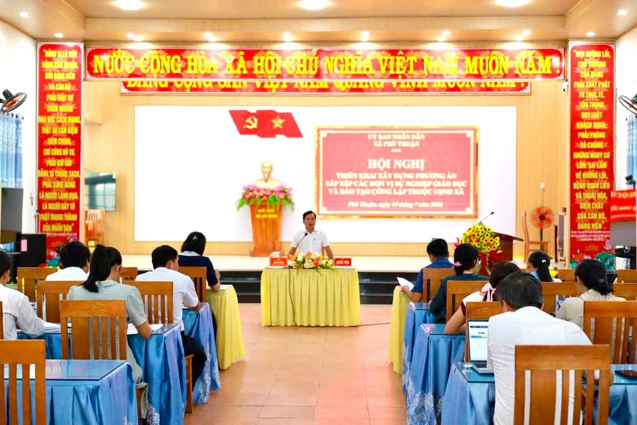 UBND XÃ PHÚ THUẬN TỔ CHỨC HỘI NGHỊ TRIỂN KHAI XÂY DỰNG PHƯƠNG ÁN SẮP XẾP CÁC ĐƠN VỊ SỰ NGHIỆP GIÁO DỤC VÀ ĐÀO TẠO CÔNG LẬP THUỘC UBND XÃ