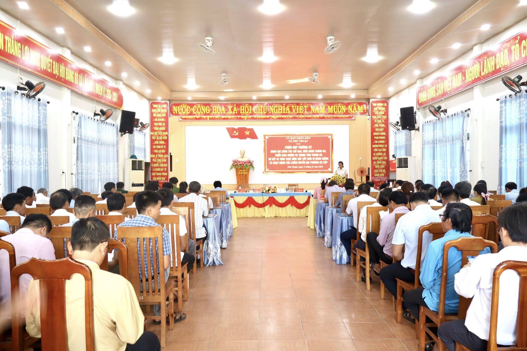 UBND XÃ TỔ CHỨC PHIÊN HỌP THƯỜNG KỲ ĐÁNH GIÁ CÔNG TÁC CHỈ ĐẠO, ĐIỀU HÀNH THÁNG 4 VÀ TRIỂN KHAI NHIỆM VỤ TRỌNG TÂM THÁNG 5 NĂM 2026; ĐỒNG THỜI, SƠ KẾT 01 NĂM THỰC HIỆN SẮP XẾP ĐƠN VỊ HÀNH CHÍNH VÀ HOẠT ĐỘNG CỦA CHÍNH QUYỀN ĐỊA PHƯƠNG 02 CẤP