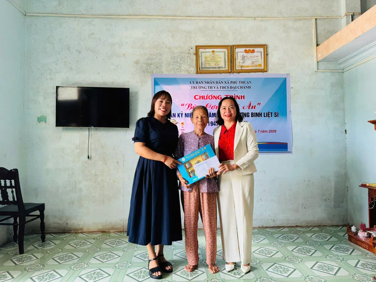 TRƯỜNG TH VÀ THCS ĐẠI CHÁNH TỔ CHỨC BỮA CƠM TRI ÂN TẠI GIA ĐÌNH LIỆT SĨ