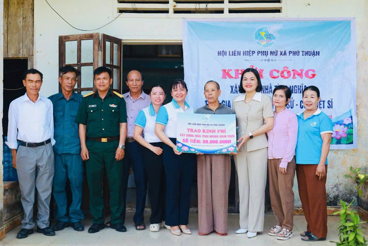 LỄ KHỞI CÔNG XÂY DỰNG NHÀ TÌNH NGHĨA CHO BÀ PHAN THỊ SỬ