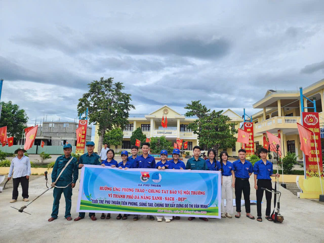 XÃ PHÚ THUẬN TIẾP TỤC RA QUÂN VỆ SINH MÔI TRƯỜNG HƯỞNG ỨNG PHONG TRÀO MỖI TUẦN MỘT THÔNG ĐIỆP XANH