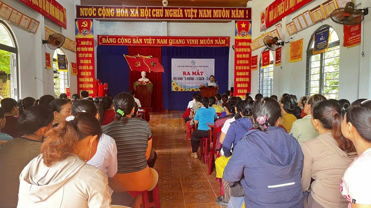 HỘI LHPN XÃ PHÚ THUẬN RA MẮT MÔ HÌNH “5 KHÔNG, 3 SẠCH, 3 AN” VÀ TUYÊN TRUYỀN PHÂN LOẠI RÁC THẢI TẠI NGUỒN
