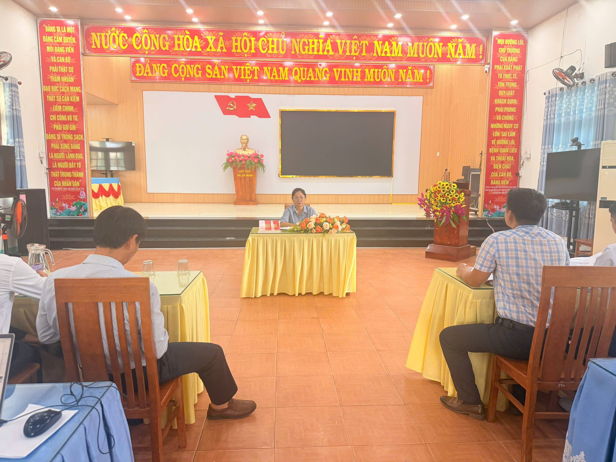 XÃ PHÚ THUẬN LÀM VIỆC VỚI CÁC NHÀ MẠNG CHUẨN BỊ HẠ TẦNG CHO CHUYỂN ĐỔI SỐ