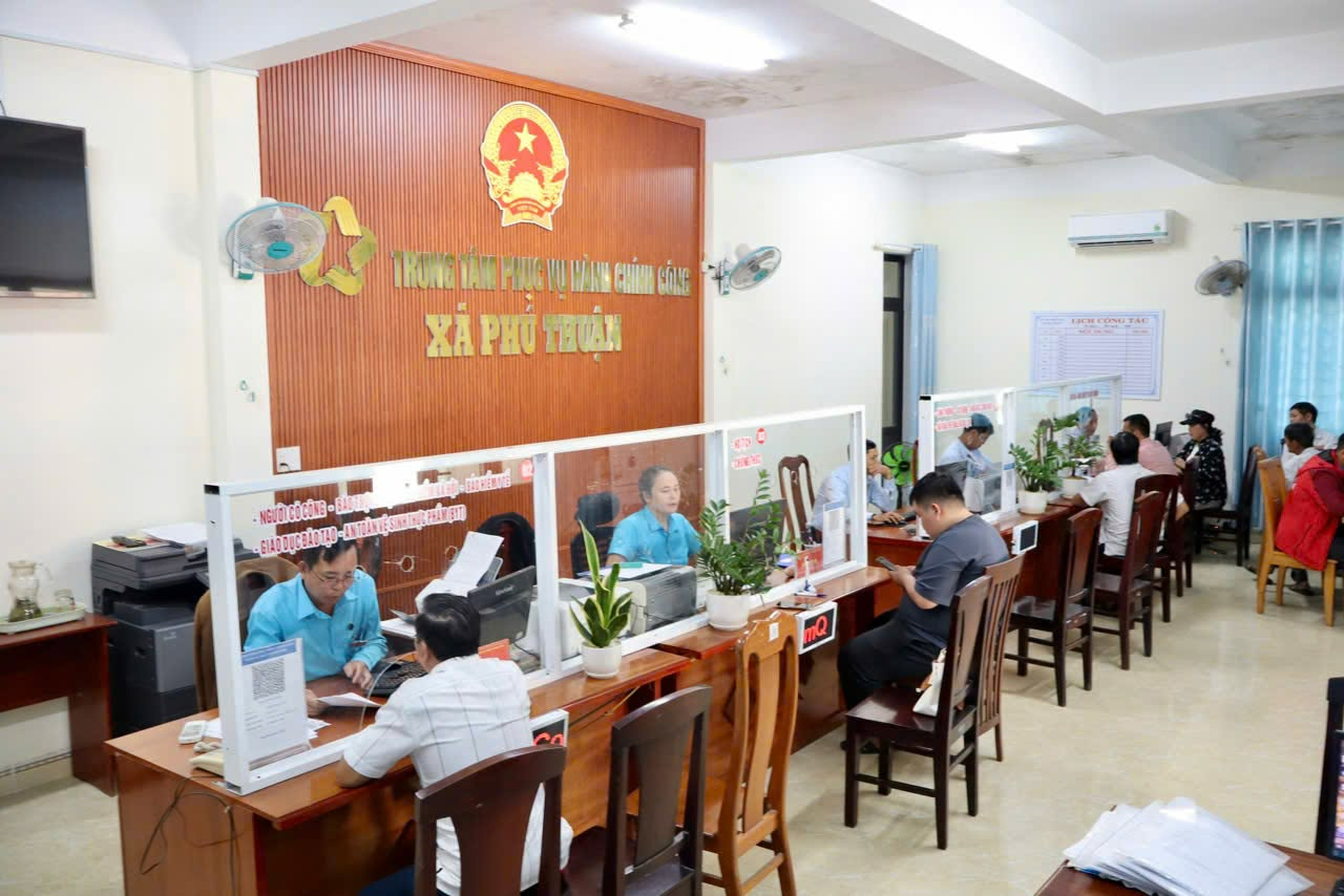 PHÁT HUY HIỆU QUẢ CẢI CÁCH HÀNH CHÍNH GẮN VỚI BẢO VỆ NỀN TẢNG TƯ TƯỞNG CỦA ĐẢNG TẠI XÃ PHÚ THUẬN