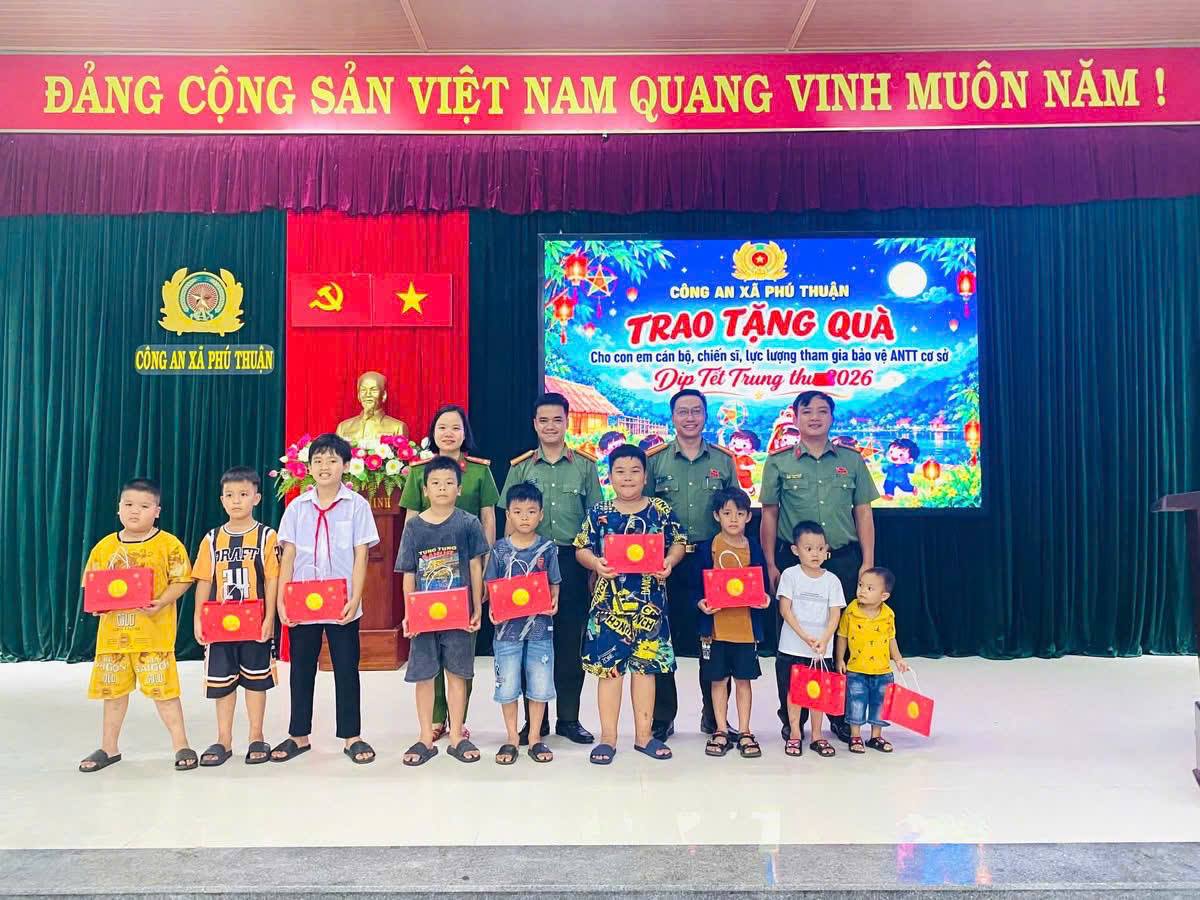 CÔNG AN XÃ PHÚ THUẬN TRAO QUÀ TRUNG THU, LAN TỎA YÊU THƯƠNG ĐẾN TRẺ EM