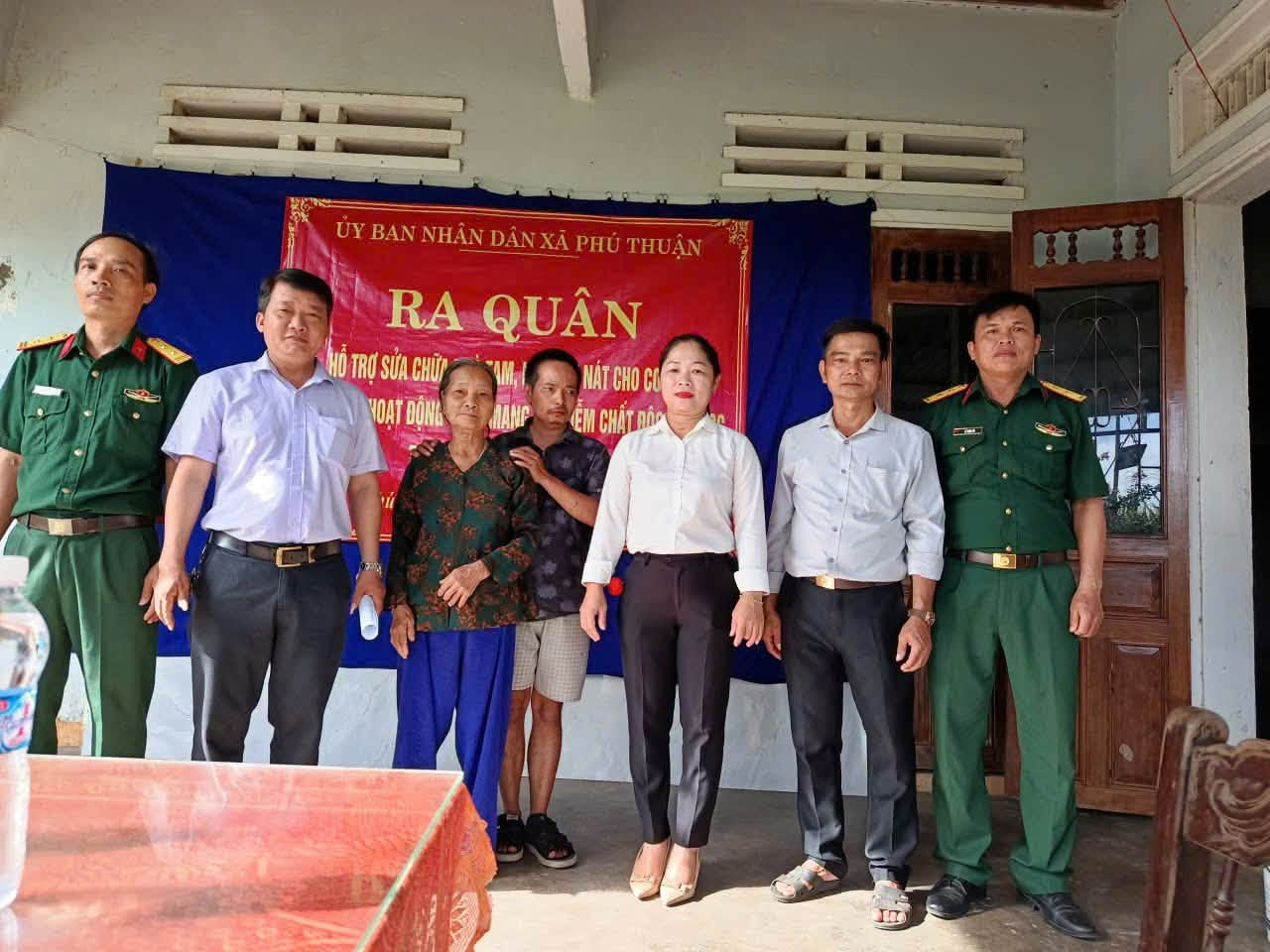 BAN CHQS XÃ PHÚ THUẬN THAM GIA RA QUÂN HỖ TRỢ SỬA CHỮA NHÀ Ở CHO GIA ĐÌNH CHÍNH SÁCH