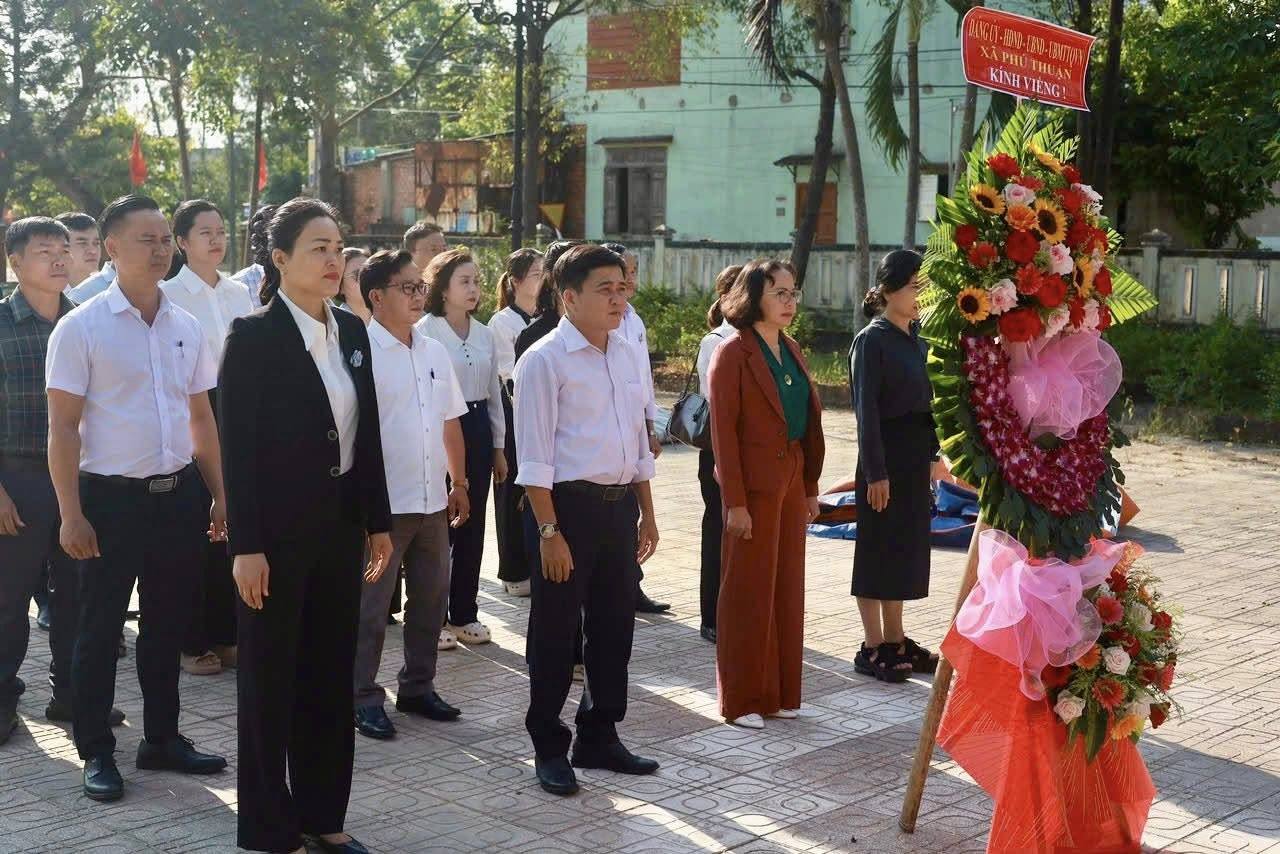 XÃ PHÚ THUẬN TỔ CHỨC VIẾNG HƯƠNG, DÂNG HOA NHÂN KỶ NIỆM NGÀY GIẢI PHÓNG MIỀN NAM 30/4 VÀ QUỐC TẾ LAO ĐỘNG 1/55