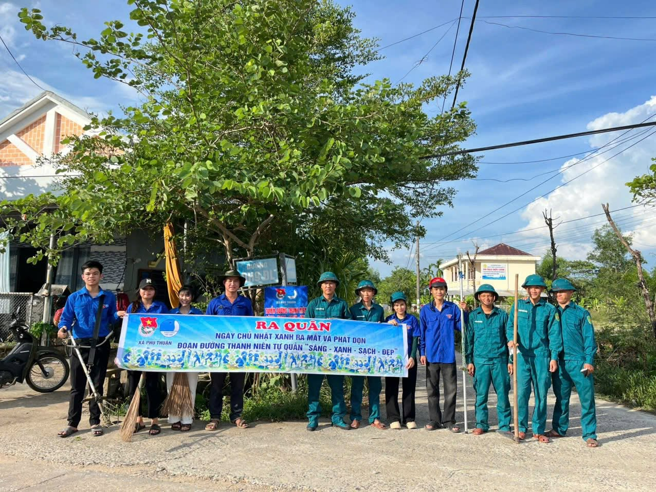 ĐOÀN THANH NIÊN PHỐI HỢP VỚI BAN CHỈ HUY QUÂN SỰ XÃ VÀ THÔN TÂY LỄ TỔ CHỨC RA QUÂN NGÀY CHỦ NHẬT XANH
