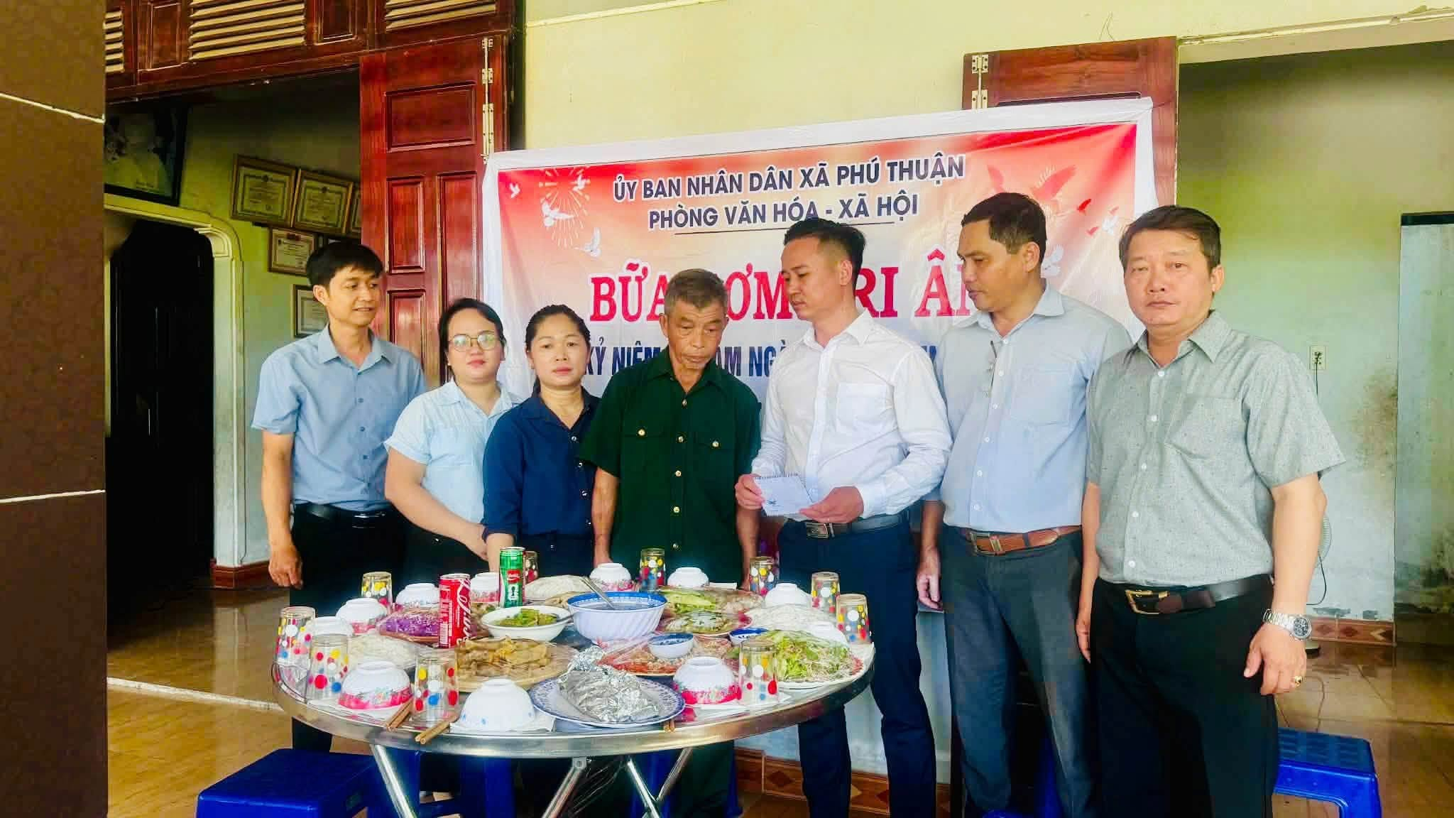 PHÒNG VĂN HÓA - XÃ HỘI XÃ PHÚ THUẬN TỔ CHỨC BỮA CƠM TRI ÂN TẠI GIA ĐÌNH NGƯỜI CÓ CÔNG