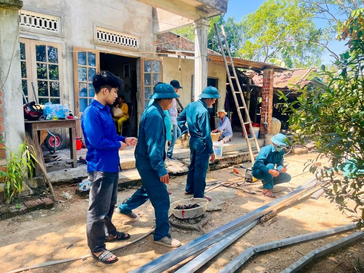 BAN CHQS XÃ PHÚ THUẬN CHUNG TAY GIÚP DÂN VƯỢT QUA HẬU QUẢ GIÓ LỐC