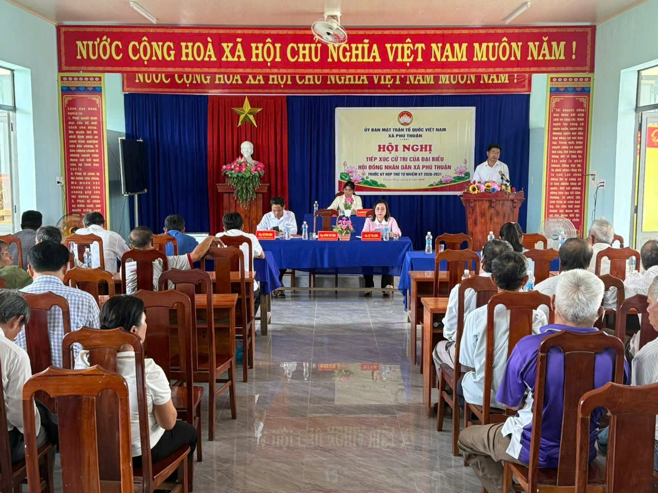 UỶ BAN MTTQ VIỆT NAM XÃ TỔ CHỨC HỘI NGHỊ TIẾP XÚC CỬ TRI TRƯỚC KỲ HỌP THỨ IV HĐND XÃ KHOÁ II, NHIỆM KỲ 2026 - 2031. SÁNG NGÀY 8/6/2026 TỔ ĐẠI BIỂU SỐ 1 TIẾP XÚC CỬ TRI TẠI ĐƠN VỊ THÔN PHÚ LONG VÀ THUẬN HÒA