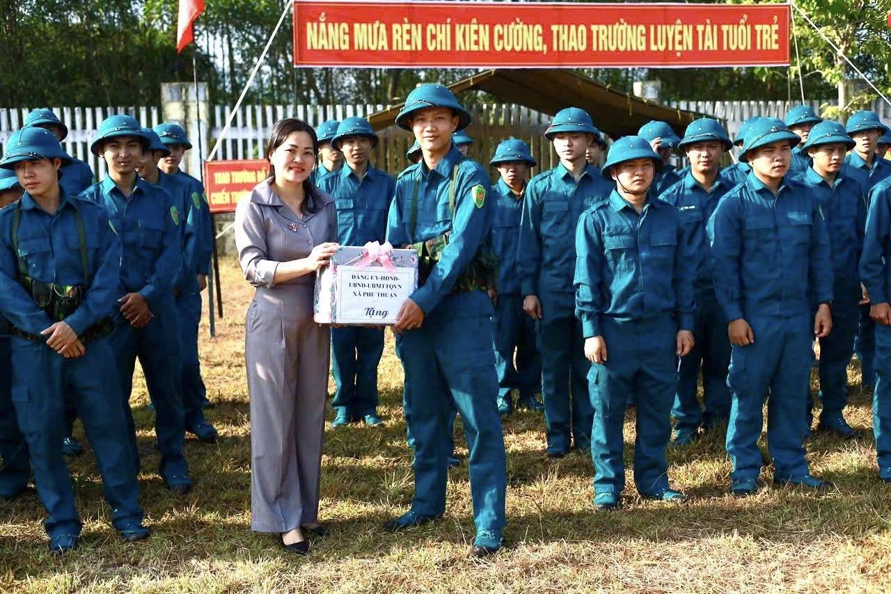 LÃNH ĐẠO XÃ PHÚ THUẬN THĂM, ĐỘNG VIÊN LỰC LƯỢNG DÂN QUÂN CƠ ĐỘNG NĂM 2-4 THAM GIA HUẤN LUYỆN NĂM 2026