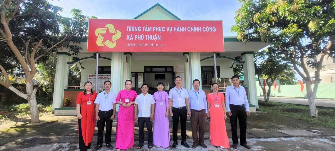 TRUNG TÂM PHỤC VỤ HÀNH CHÍNH CÔNG XÃ PHÚ THUẬN “DẤU ẤN MỘT NĂM XÂY DỰNG NỀN HÀNH CHÍNH PHỤC VỤ, HIỆN ĐẠI VÀ THÂN THIỆN”
