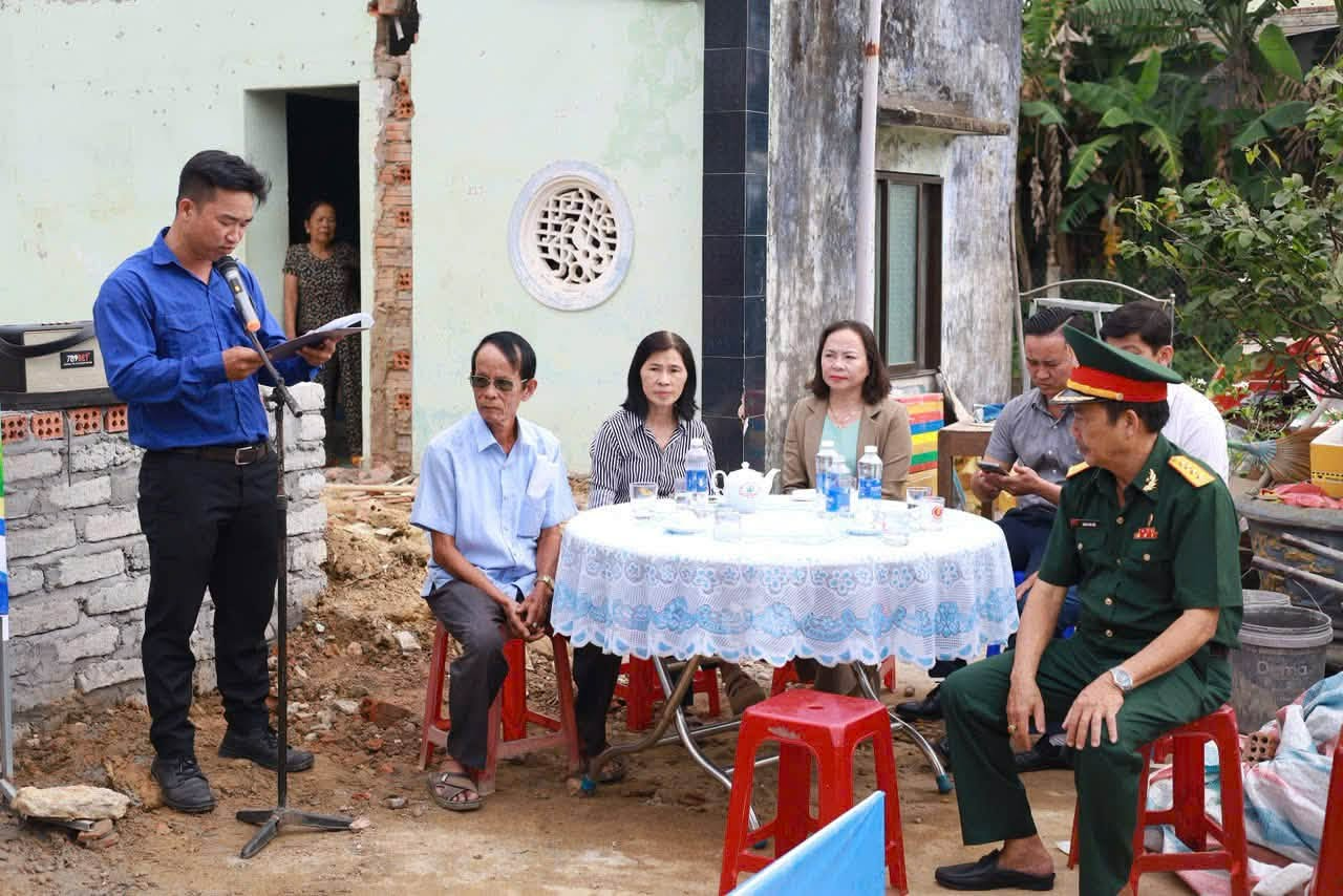 KHỞI CÔNG XÂY DỰNG NHÀ TÌNH NGHĨA