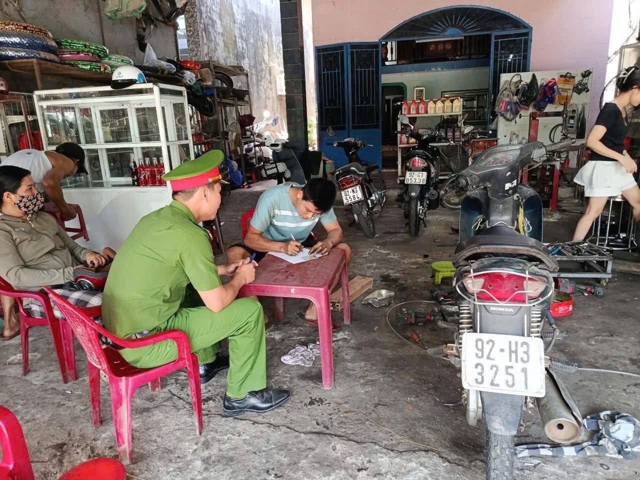 CÔNG AN XÃ PHÚ THUẬN TĂNG CƯỜNG TUYÊN TRUYỀN, PHÒNG NGỪA TÌNH TRẠNG ĐỘ CHẾ XE TRÁI PHÉP