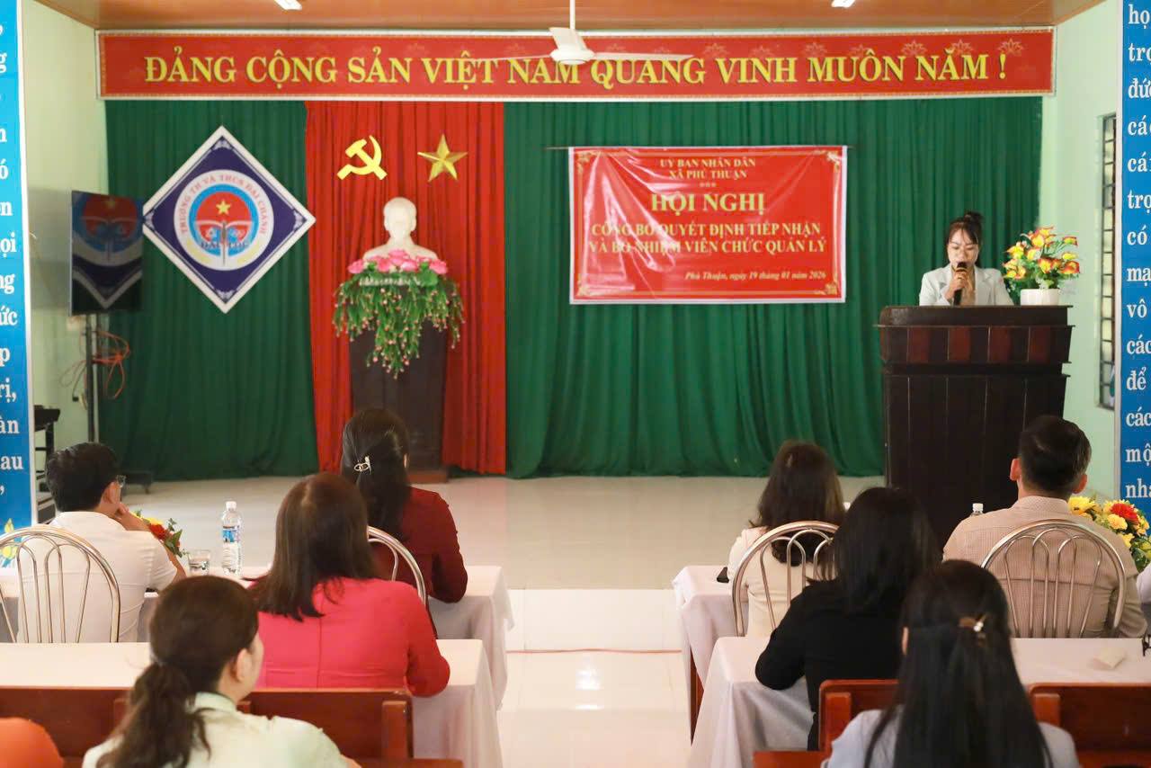 UBND XÃ PHÚ THUẬN TỔ CHỨC HỘI NGHỊ CÔNG BỐ QUYẾT ĐỊNH TIẾP NHẬN VÀ BỔ NHIỆM VIÊN CHỨC QUẢN LÝ