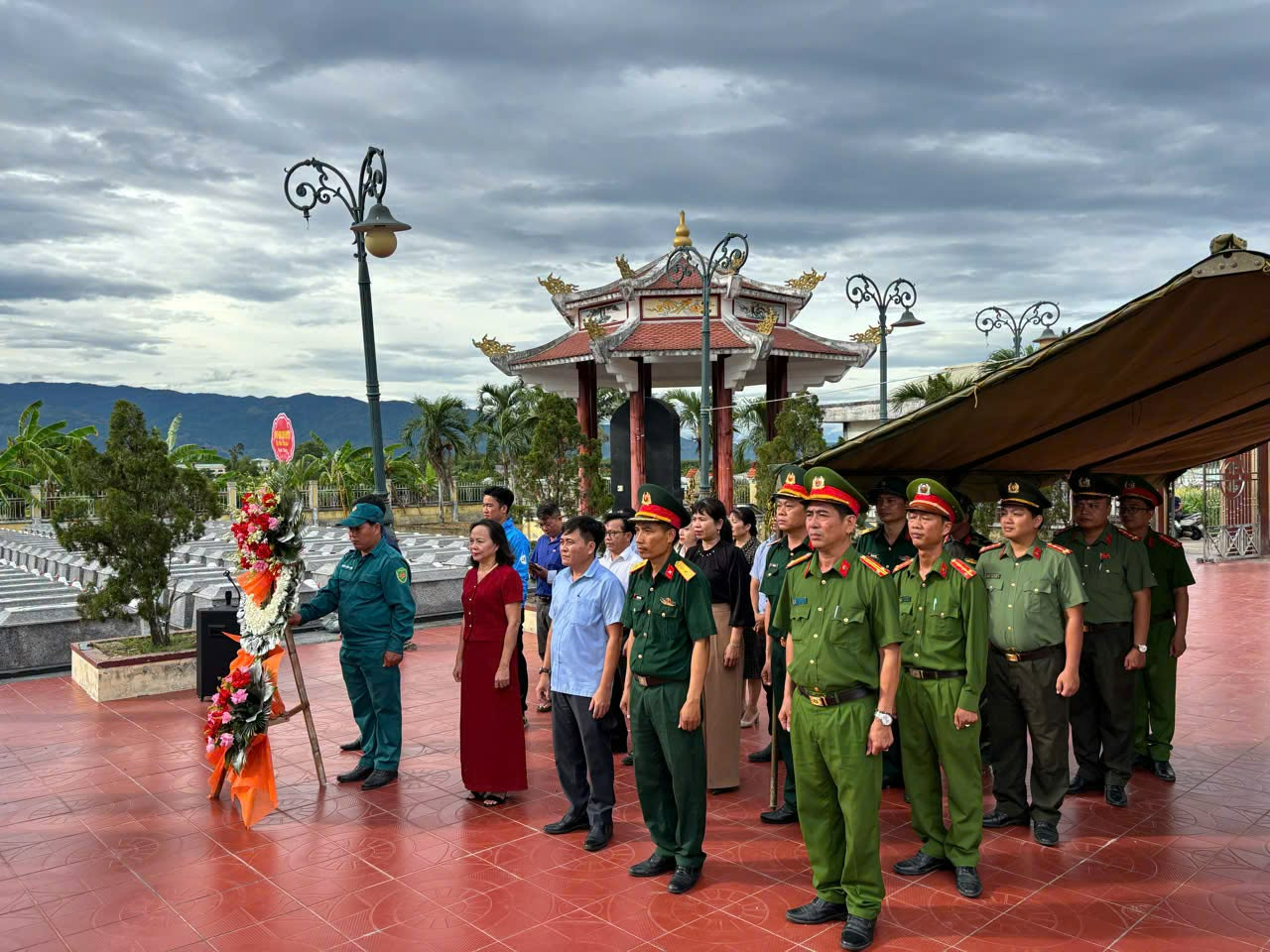 XÃ PHÚ THUẬN TỔ CHỨC DÂNG HOA, VIẾNG HƯƠNG, LẤY MẪU, BÀN GIAO MẪU HÀI CỐT LIỆT SĨ CHƯA XÁC ĐỊNH ĐƯỢC THÔNG TIN TẠI NGHĨA TRANG LIỆT SĨ ĐẠI CHÁNH