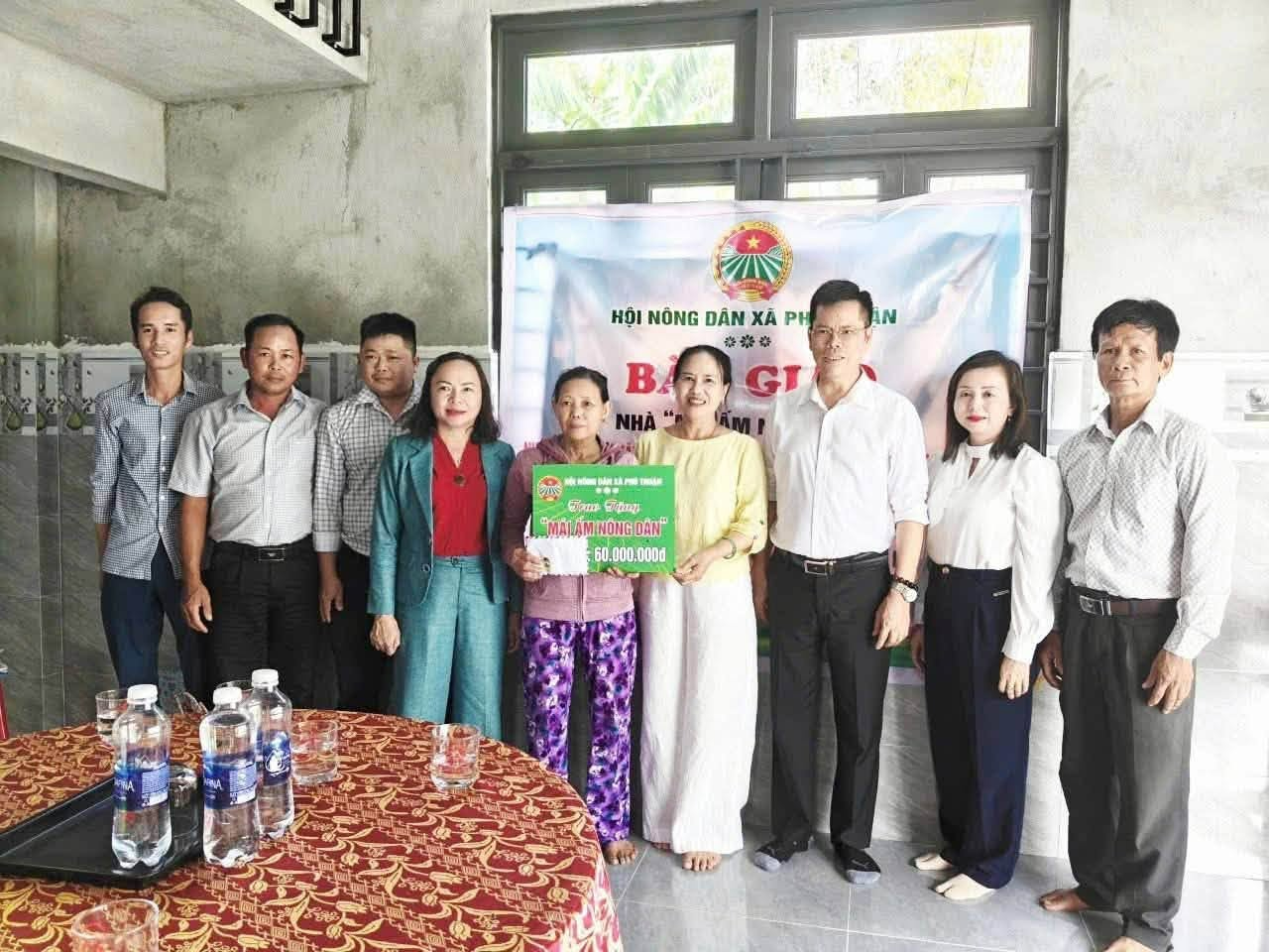 HỘI NÔNG DÂN XÃ PHÚ THUẬN BÀN GIAO NHÀ “MÁI ẤM NÔNG DÂN” CHO HỘI VIÊN PHAN THỊ THANH