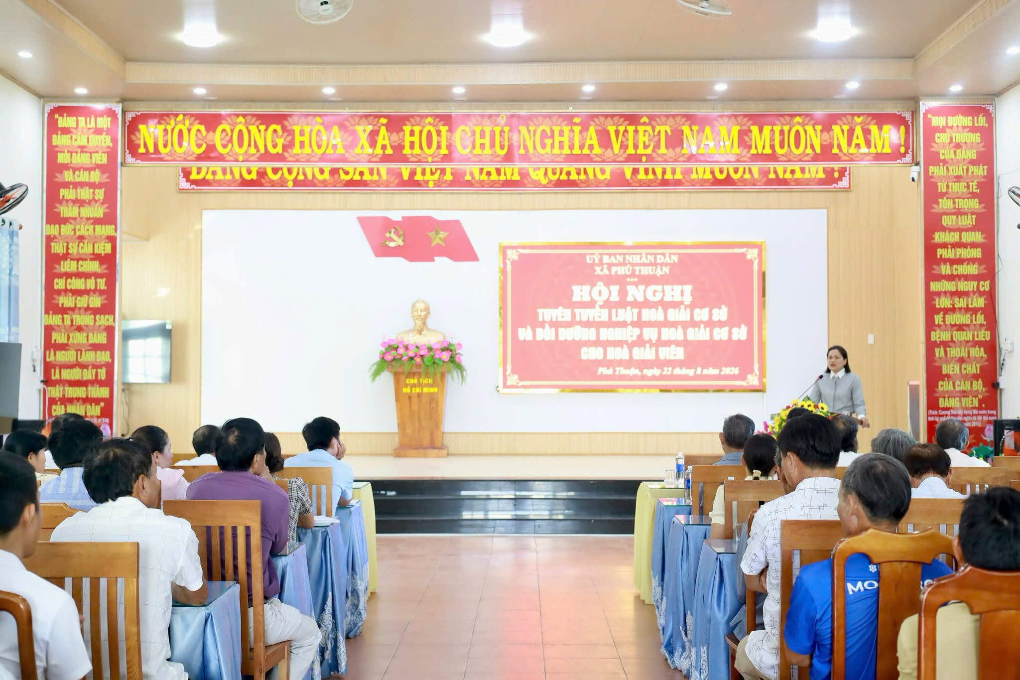 UBND XÃ PHÚ THUẬN TỔ CHỨC HỘI NGHỊ TẬP HUẤN LUẬT HÒA GIẢI Ở CƠ SỞ VÀ BỒI DƯỠNG KỸ NĂNG CHO ĐỘI NGŨ HÒA GIẢI VIÊN