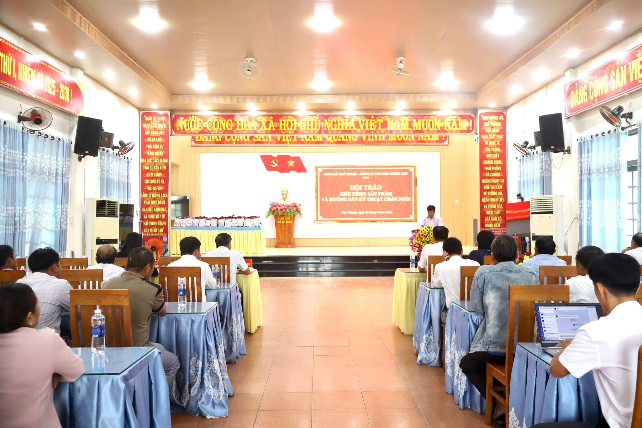 XÃ PHÚ THUẬN TỔ CHỨC HỘI THẢO GIỚI THIỆU SẢN PHẨM VÀ HƯỚNG DẪN KỸ THUẬT CHĂN NUÔI