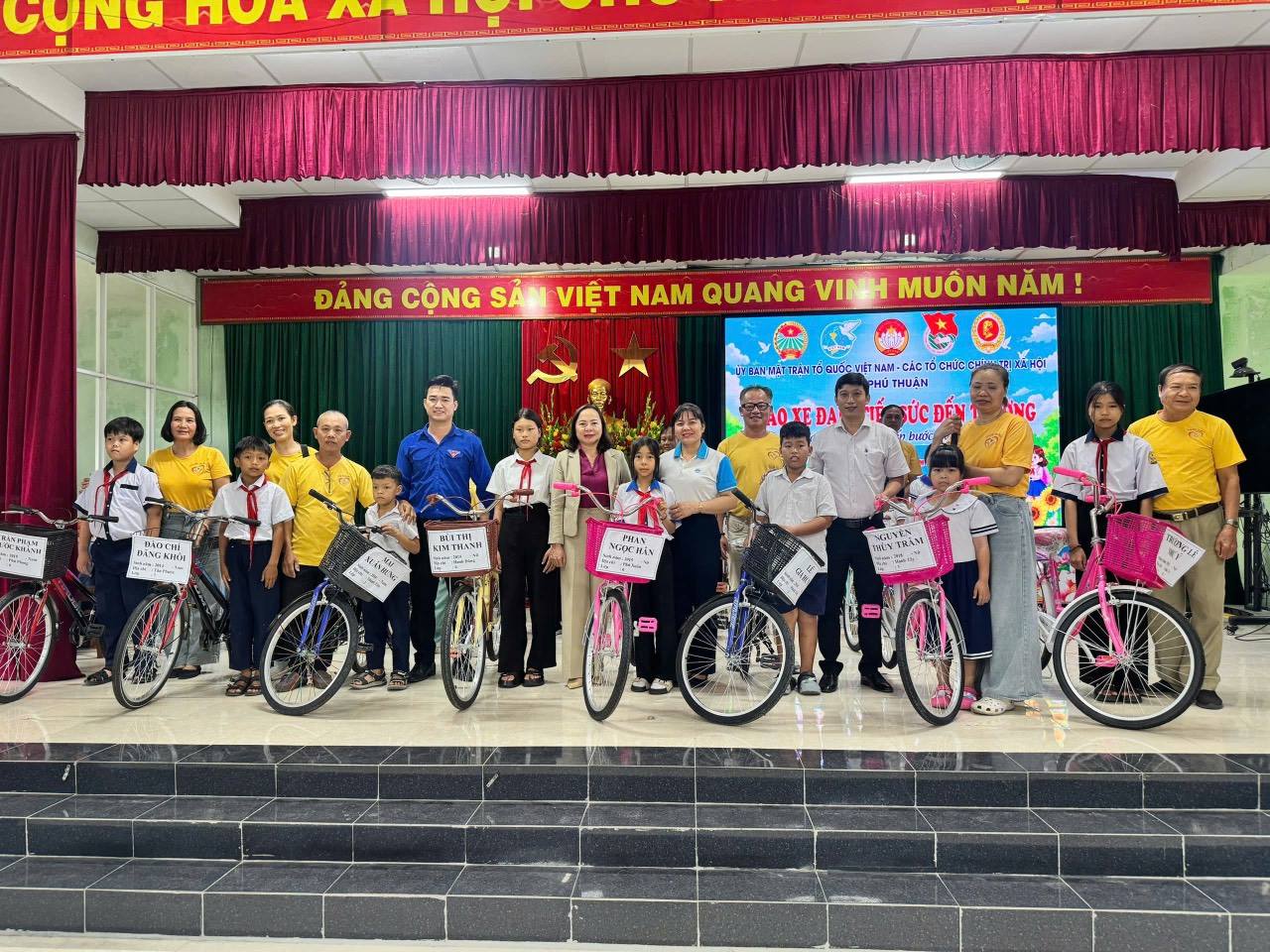 TRAO XE ĐẠP CHO HỌC SINH KHÓ KHĂN – TIẾP THÊM ĐỘNG LỰC ĐẾN TRƯỜNG