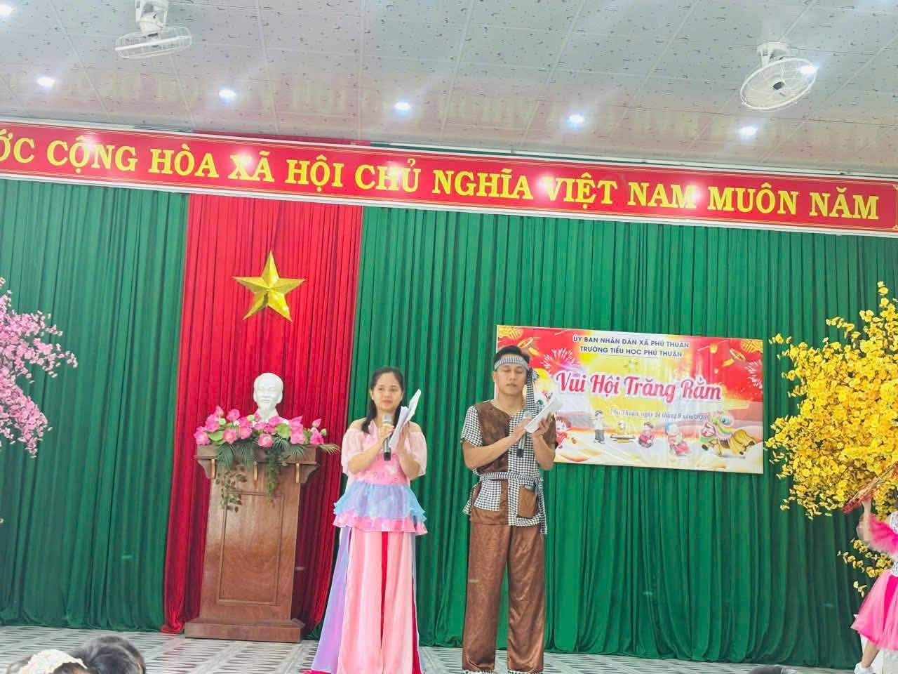 TRƯỜNG TIỂU HỌC PHÚ THUẬN TỔ CHỨC “VUI HỘI TRĂNG RẰM” CHO HỌC SINH