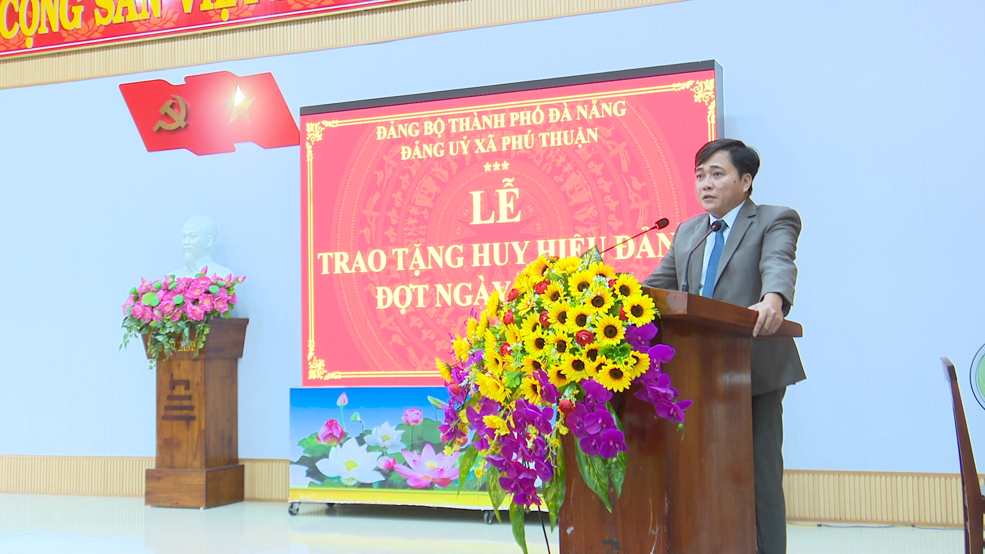 Xã Phú Thuận tổ chức Lễ trao tặng Huy hiệu Đảng đợt 2/9