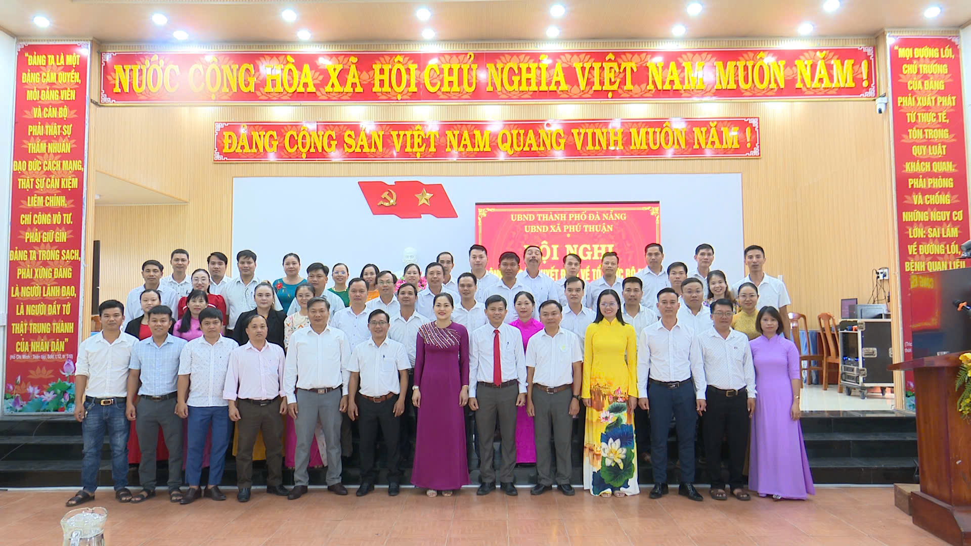 UBND xã Phú Thuận tổ chức Hội nghị công bố, trao quyết định và phân công nhiệm vụ công chức, viên chức thuộc UBND xã