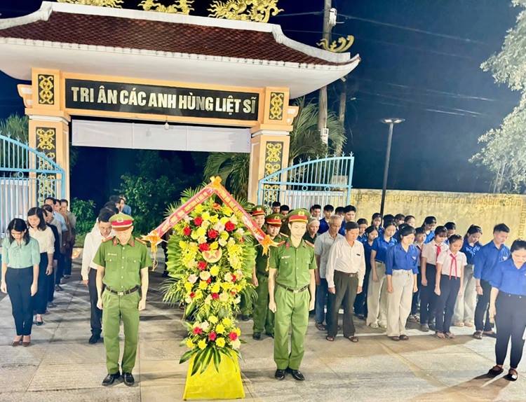 XÃ VIỆT AN TỔ CHỨC LỄ THẮP NẾN TRI ÂN TẠI 4 NGHĨA TRANG LIỆT SĨ