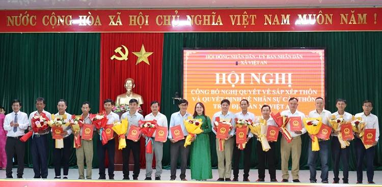 HĐND – UBND XÃ VIỆT AN HỘI NGHỊ CÔNG BỐ NGHỊ QUYẾT SẮP XẾP THÔN VÀ CÁC QUYẾT ĐỊNH VỀ CÔNG TÁC NHÂN SỰ CÁC THÔN TRÊN ĐỊA BÀN XÃ