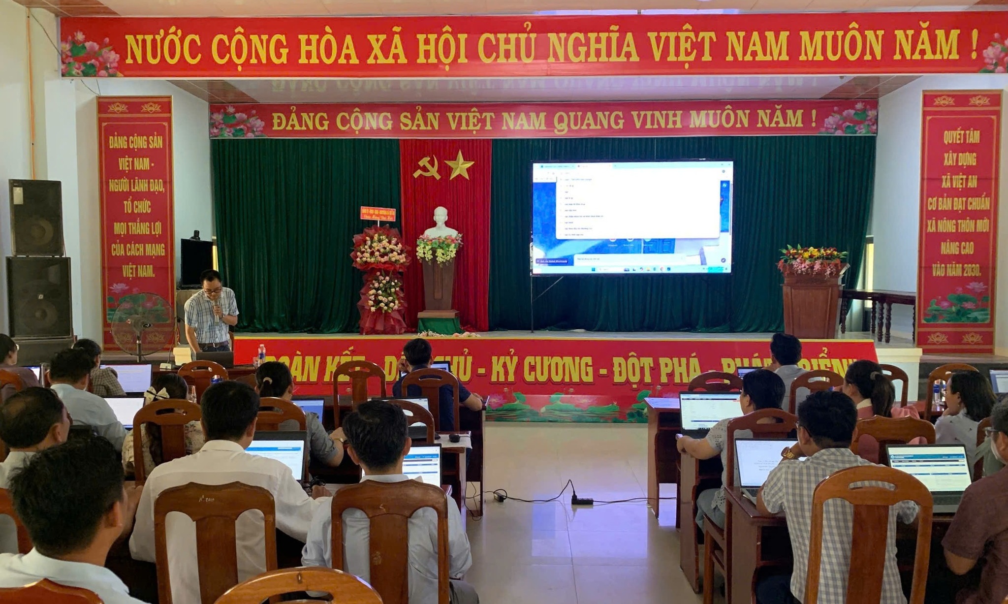 UBND xã Việt An tổ chức tập huấn phần mềm Quản lý văn bản và điều hành