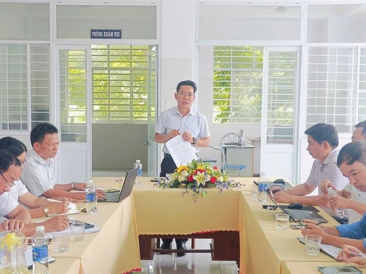 ĐỒNG CHÍ LÊ THANH LUẬN - PHÓ CHỦ TỊCH UBND XÃ VIỆT AN KIỂM TRA, LÀM VIỆC VỚI TRẠM Y TẾ XÃ